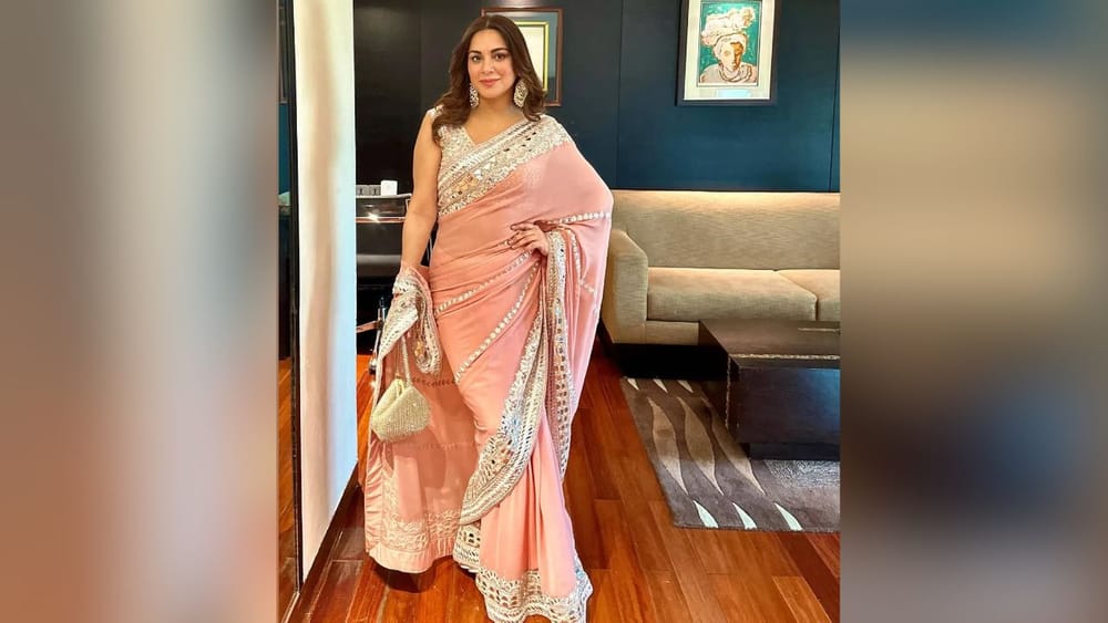 ਸ਼ਰਧਾ ਆਰੀਆ ਨੇ ਕਢਾਈ ਵਾਲੀ ਅਤੇ ਸ਼ੀਸ਼ੇ ਦੇ ਕੰਮ ਵਾਲੀ ਸਾੜੀ ਪਹਿਨੀ ਹੈ। ਉਹਨਾਂ ਦਾ ਇਹ ਲੁੱਕ ਸਟਾਈਲਿਸ਼ ਲੱਗ ਰਿਹਾ ਹੈ। ਇਸ ਲੁੱਕ ਨੂੰ ਖੁੱਲ੍ਹੇ ਵਾਲਾਂ ਦੇ ਸਟਾਈਲ ਅਤੇ ਮੋਤੀ ਸਟਾਈਲ ਦੇ ਭਾਰੀ ਝੁਮਕਿਆਂ ਨਾਲ ਪੂਰਾ ਕੀਤਾ ਗਿਆ ਹੈ। ਇਸ ਕਿਸਮ ਦੀ ਕਢਾਈ ਵਾਲੀ ਸਾੜੀ ਵਿਆਹ ਅਤੇ ਜਨਮਦਿਨ ਦੋਵਾਂ ਸਮਾਗਮਾਂ ਲਈ ਸੰਪੂਰਨ ਹੋਵੇਗੀ। ਨਾਲ ਹੀ, ਪੱਲੂ ਨੂੰ ਚੁੱਕਣ ਦਾ ਤਰੀਕਾ ਵੀ ਬਹੁਤ ਵਧੀਆ ਲੱਗ ਰਿਹਾ ਹੈ। ( Credit : sarya12 )