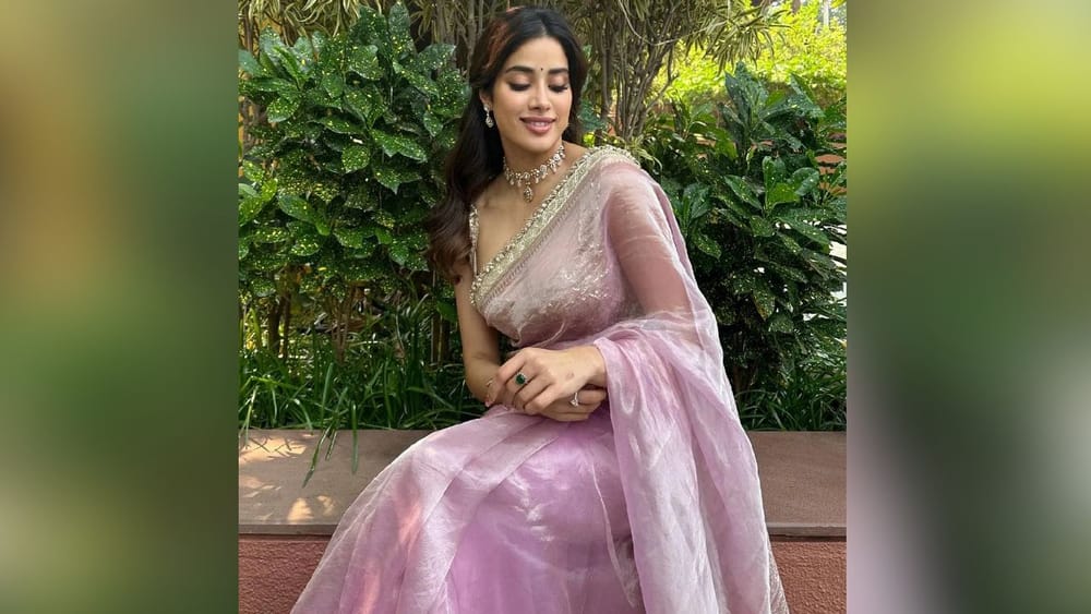 ਜਾਹਨਵੀ ਕਪੂਰ ਨੇ ਟਿਸ਼ੂ ਸਿਲਕ ਸਾੜੀ ਪਾਈ ਹੋਈ ਹੈ। ਇਸ ਤੋਂ ਇਲਾਵਾ, ਉਹਨਾਂ ਨੇ ਕੰਟ੍ਰਾਸਟ ਸਲੀਵਲੈੱਸ ਬਲਾਊਜ਼ ਕੈਰੀ ਕੀਤਾ ਹੈ। ਸਾੜੀ ਦੇ ਕਿਨਾਰਿਆਂ 'ਤੇ ਲੇਸ ਦਾ ਕੰਮ ਹੈ। ਇਸ ਲੁੱਕ ਨੂੰ ਹਲਕੇ ਭਾਰ ਵਾਲੇ ਹਾਰ, ਮੇਕਅਪ ਅਤੇ ਸਧਾਰਨ ਹੇਅਰ ਸਟਾਈਲ ਨਾਲ ਪੂਰਾ ਕੀਤਾ ਗਿਆ ਹੈ। ਟਿਸ਼ੂ ਸਿਲਕ ਸਾੜੀ ਗਰਮੀਆਂ ਵਿੱਚ ਸਟਾਈਲਿਸ਼ ਅਤੇ ਆਰਾਮਦਾਇਕ ਹੋਵੇਗੀ। ( Credit : janhvikapoor )