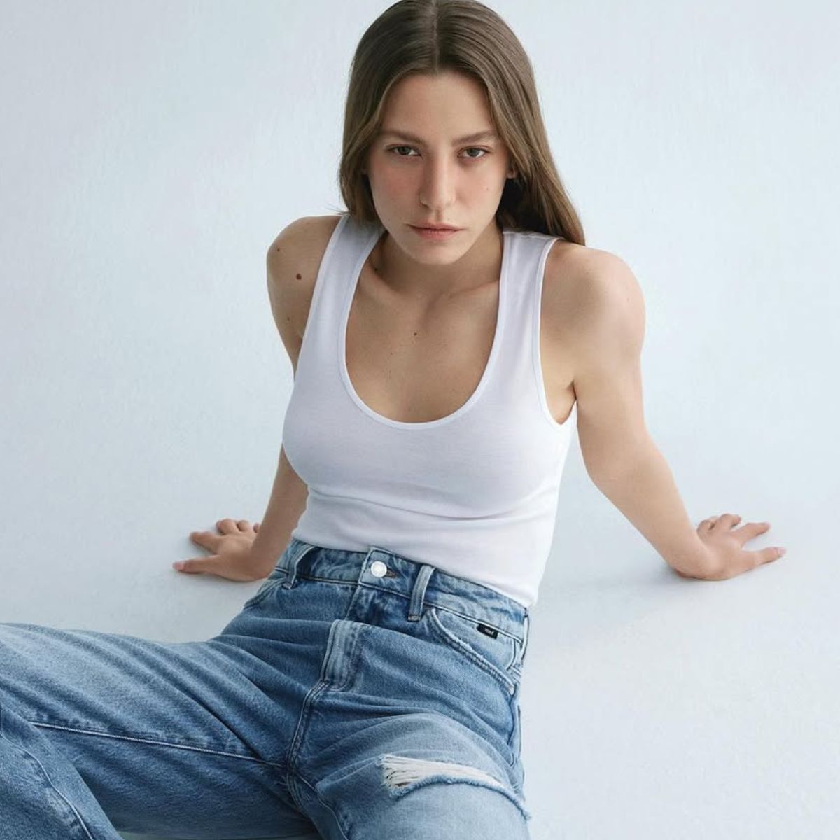 Serenay Sarıkaya : 32 ਸਾਲਾ ਅਦਾਕਾਰਾ ਨੂੰ ਤੁਰਕੀ ਦੀਆਂ ਸਭ ਤੋਂ ਖੂਬਸੂਰਤ ਔਰਤਾਂ ਵਿੱਚੋਂ ਇੱਕ ਮੰਨਿਆ ਜਾਂਦਾ ਹੈ। ਜਿਨ੍ਹਾਂ ਨੂੰ ਭਾਰਤ ਵਿੱਚ ਵੀ ਪਸੰਦ ਕੀਤਾ ਜਾਂਦਾ ਹੈ। ਇੱਕ ਅਦਾਕਾਰਾ ਹੋਣ ਦੇ ਨਾਲ-ਨਾਲ, ਉਹ ਇੱਕ ਮਾਡਲ ਵੀ ਰਹੀ ਹੈ। Thank You, Next  ਸੀਜ਼ਨ 2 ਖ਼ਬਰਾਂ ਵਿੱਚ ਹੈ।