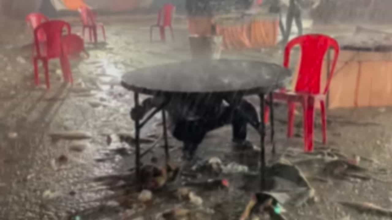 Viral: ਵਿਆਹ ਦੌਰਾਨ ਪੈਣ ਲੱਗਾ ਤੇਜ਼ ਮੀਂਹ, ਤਾਂ ਸ਼ਖਸ ਨੇ ਦਿਮਾਗ ਦਾ ਕੀਤਾ ਪੂਰਾ ਇਸਤੇਮਾਲ, ਭਿੱਜਣ ਤੋਂ ਬਚਣ ਲਈ ਲਾਇਆ ਇਹ ਜੁਗਾੜ