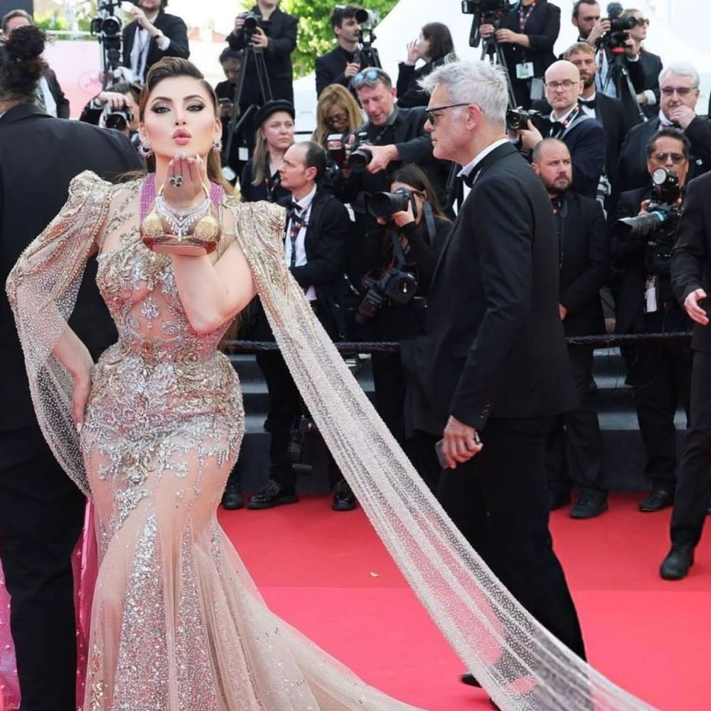 ਉਰਵਸ਼ੀ ਦੀ ਡਰੈੱਸ ਦੀ ਗੱਲ ਕਰੀਏ ਤਾਂ ਉਸਨੇ ਜੌਲੀਪੋਲੀ ਕਸਟਮ ਕਾਊਚਰ ਦਾ ਗੋਲਡਨ ਗਾਊਨ ਪਾਇਆ ਹੋਇਆ ਸੀ।