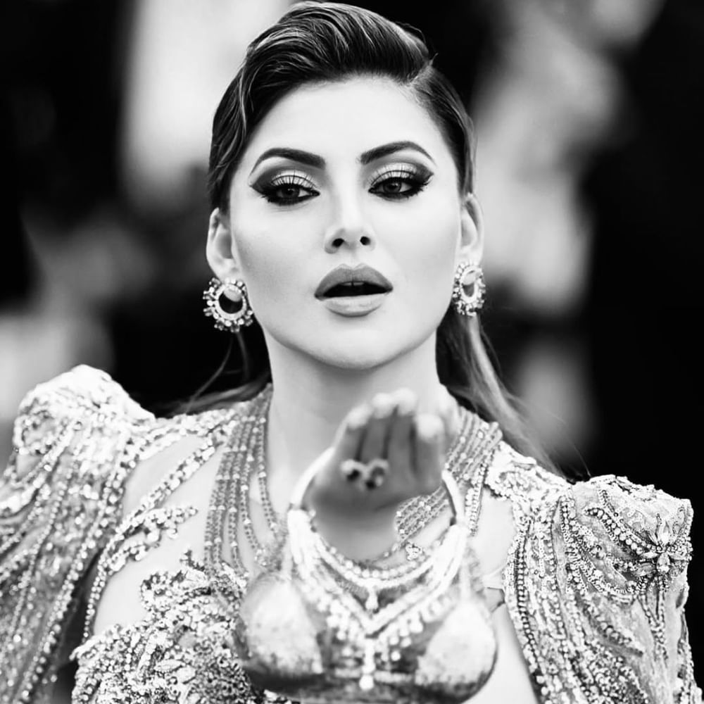 ਅਦਾਕਾਰਾ ਨੇ ਰੈੱਡ ਕਾਰਪੇਟ 'ਤੇ ਆਪਣੇ ਹੈਂਡਬੈਗ ਨੂੰ ਵੀ ਕਾਫ਼ੀ ਚੰਗੀ ਤਰ੍ਹਾਂ ਫਲਾਂਟ ਕੀਤਾ ਹੈ। ਅਦਾਕਾਰਾ ਕੈਮਰੇ ਦੇ ਸਾਹਮਣੇ ਬੈਗ ਲੈ ਕੇ ਪੋਜ਼ ਦਿੰਦੀ ਦਿਖਾਈ ਦਿੱਤੀ, ਜਿਸ ਨੂੰ ਲੋਕ ਬਹੁਤ ਪਸੰਦ ਵੀ ਕਰ ਰਹੇ ਹਨ।