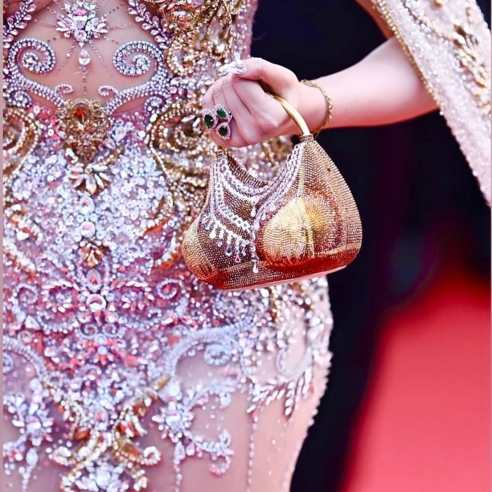 ਦਰਅਸਲ, ਅਦਾਕਾਰਾ ਦਾ ਇੱਕ ਵੀਡੀਓ ਵਾਇਰਲ ਹੋ ਰਿਹਾ ਹੈ, ਜਿਸ ਵਿੱਚ ਉਹ ਪੌੜੀਆਂ 'ਤੇ ਪੋਜ਼ ਦਿੰਦੀ ਦਿਖਾਈ ਦੇ ਰਹੀ ਹੈ। ਇਸ ਸਮੇਂ ਦੌਰਾਨ, ਹੇਠਾਂ ਆਉਣ ਵਾਲੇ ਸਾਰੇ ਮਹਿਮਾਨ ਫੋਟੋ ਬੰਬ ਕੀਤੇ ਬਿਨਾਂ ਹੇਠਾਂ ਉਤਰਨ ਦੀ ਕੋਸ਼ਿਸ਼ ਕਰਦੇ ਦਿਖ ਰਹੇ ਹਨ।