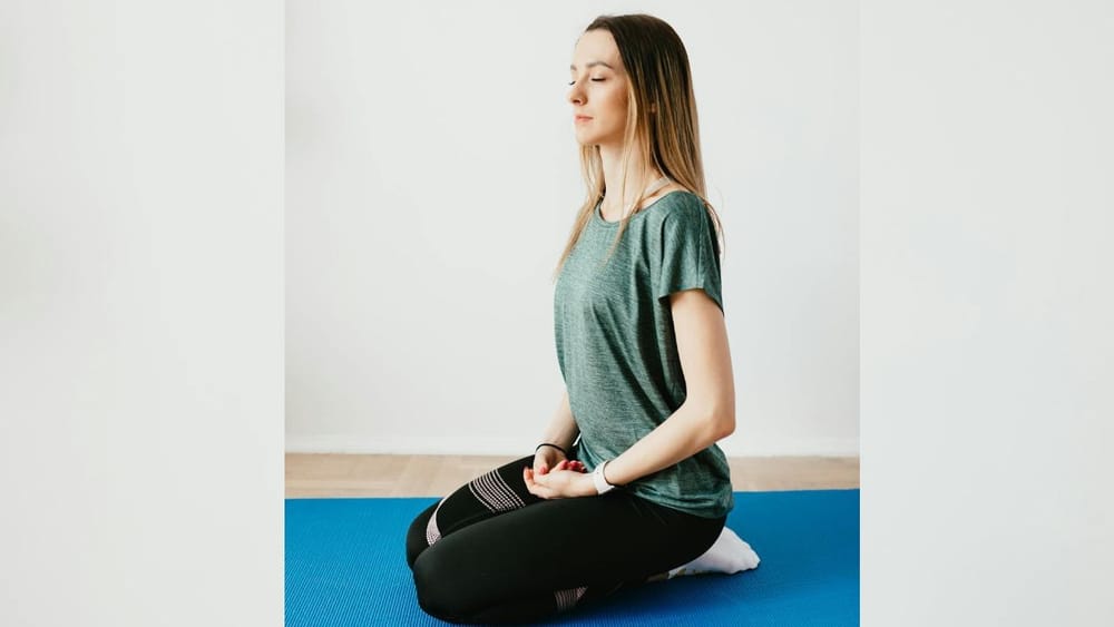 ਵਜਰਾਸਨ Periods ਦੌਰਾਨ ਦਰਦ ਘਟਾਉਣ ਦੇ ਨਾਲ-ਨਾਲ ਯੂਰੀਨ ਨਾਲ ਸਬੰਧਤ ਸਮੱਸਿਆਵਾਂ ਤੋਂ ਰਾਹਤ ਪਾਉਣ ਲਈ ਲਾਭਦਾਇਕ ਹੈ। ਇਹ ਆਸਣ ਤੁਹਾਡੀਆਂ ਪੇਲਵਿਕ ਫਲੋਰ ਮਾਸਪੇਸ਼ੀਆਂ ਨੂੰ ਮਜ਼ਬੂਤ ​​ਬਣਾਉਂਦਾ ਹੈ ਅਤੇ ਤਣਾਅ ਨੂੰ ਵੀ ਘਟਾਉਂਦਾ ਹੈ। ਅਜਿਹਾ ਕਰਨ ਲਈ, ਆਪਣੀਆਂ ਲੱਤਾਂ ਮੋੜ ਕੇ ਬੈਠੋ ਅਤੇ ਆਪਣੀ ਪਿੱਠ ਸਿੱਧੀ ਰੱਖੋ। ਇਹ ਪਾਚਨ ਕਿਰਿਆ ਲਈ ਵੀ ਬਹੁਤ ਫਾਇਦੇਮੰਦ ਹੈ ਅਤੇ ਇਸਨੂੰ ਖਾਣ ਤੋਂ ਬਾਅਦ ਵੀ ਕੀਤਾ ਜਾ ਸਕਦਾ ਹੈ।