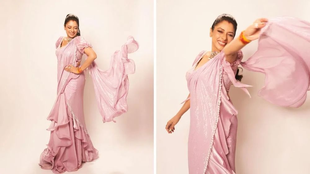 ਜੇਕਰ ਤੁਸੀਂ ਵਟ ਸਾਵਿਤਰੀ 'ਤੇ ਸ਼ੁੱਧ ਪਰੰਪਰਾਗਤ ਤੋਂ ਕੁਝ ਵੱਖਰਾ ਅਜ਼ਮਾਉਣਾ ਚਾਹੁੰਦੇ ਹੋ, ਤਾਂ ਤੁਸੀਂ ਰੂਪਾਲੀ ਗਾਂਗੁਲੀ ਦੇ ਇਸ ਲੁੱਕ ਤੋਂ ਪ੍ਰੇਰਨਾ ਲੈ ਸਕਦੇ ਹੋ। ਅਦਾਕਾਰਾ ਨੇ ਇੱਕ ਰੈਡੀ-ਟੂ-ਵੀਅਰ ਰਫਲ ਸਾੜੀ ਪਾਈ ਹੋਈ ਹੈ, ਜਿਸਦੀ ਸਕਰਟ 'ਤੇ ਪਲੇਟਾਂ ਦੀ ਬਜਾਏ ਸੁੰਦਰ ਰਫਲ ਹਨ, ਜਦੋਂ ਕਿ ਪੱਲੂ ਦੇ ਕਿਨਾਰੇ ਵੀ ਰਫਲਾਂ ਦੇ ਬਣੇ ਹੋਏ ਹਨ। ਜੇਕਰ ਤੁਹਾਨੂੰ ਪੇਸਟਲ ਕਲਰ ਥੀਮ ਪਸੰਦ ਹੈ ਤਾਂ ਇਹ ਲੁੱਕ ਤੁਹਾਡੇ ਲਈ ਹੋਰ ਵੀ ਵਧੀਆ ਹੋਵੇਗਾ। ਅਦਾਕਾਰਾ ਵਾਂਗ, ਸਾੜੀ ਨਾਲ ਬਣਿਆ ਫੁੱਲੀ ਹੋਈ ਬਾਹਾਂ ਵਾਲਾ ਬਲਾਊਜ਼ ਲਓ।