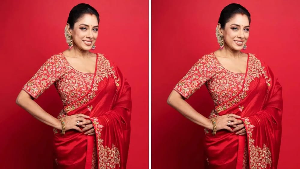 ਜੇਕਰ ਵਟ ਸਾਵਿਤਰੀ ਦਾ ਮੌਕਾ ਹੈ ਤਾਂ ਲਾਲ ਰੰਗ ਸਭ ਤੋਂ ਵਧੀਆ ਵਿਕਲਪ ਹੋਵੇਗਾ। ਭਾਵੇਂ ਇਹ ਵਿਆਹ ਤੋਂ ਬਾਅਦ ਪਹਿਲਾ ਵਰਤ ਹੋਵੇ, ਰੂਪਾਲੀ ਗਾਂਗੁਲੀ ਵਰਗੀ ਸਾੜੀ ਸਭ ਤੋਂ ਵਧੀਆ ਦਿੱਖ ਦੇਵੇਗੀ। ਅਦਾਕਾਰਾ ਨੇ ਲਾਲ ਸਾਟਿਨ ਸਿਲਕ ਸਾੜੀ ਪਾਈ ਹੋਈ ਹੈ, ਜਿਸ ਦੇ ਕਿਨਾਰੇ 'ਤੇ ਰੰਗ-ਬਿਰੰਗੇ ਰੇਸ਼ਮ ਦੀ ਕਢਾਈ ਨਾਲ ਫੁੱਲਾਂ ਅਤੇ ਪੱਤਿਆਂ ਦਾ ਡਿਜ਼ਾਈਨ ਬਣਾਇਆ ਗਿਆ ਹੈ। ਰੁਪਾਲਾ ਗਾਂਗੁਲੀ ਨੇ ਇੱਕ ਮੇਲ ਖਾਂਦਾ ਭਾਰੀ ਬਲਾਊਜ਼ ਪਾਇਆ ਹੈ ਜੋ ਸਾੜੀ ਵਿੱਚ ਰਿਚਨੇਸ ਵਧਾ ਰਿਹਾ ਹੈ।