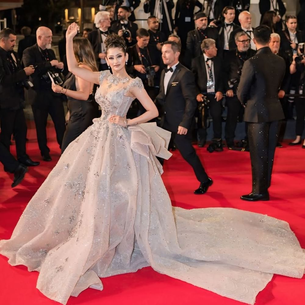 ਇਸ ਦੌਰਾਨ, ਇੰਦੌਰ ਦੇ ਇੱਕ ਡਾਕਟਰ ਨੇ ਕਾਨਸ ਦੇ ਰੈੱਡ ਕਾਰਪੇਟ 'ਤੇ ਬਹੁਤ ਸੁਰਖੀਆਂ ਬਟੋਰੀਆਂ ਹਨ। ਜਿਸ ਵਿਅਕਤੀ ਬਾਰੇ ਅਸੀਂ ਗੱਲ ਕਰ ਰਹੇ ਹਾਂ ਉਹ ਹੈ ਡਾ. ਨਿਕਿਤਾ ਕੁਸ਼ਵਾਹਾ। ਨਿਕਿਤਾ ਮਿਸਿਜ਼ ਯੂਨੀਵਰਸ 2024 ਦੀ ਪਹਿਲੀ ਰਨਰਅੱਪ ਰਹੀ ਹੈ।