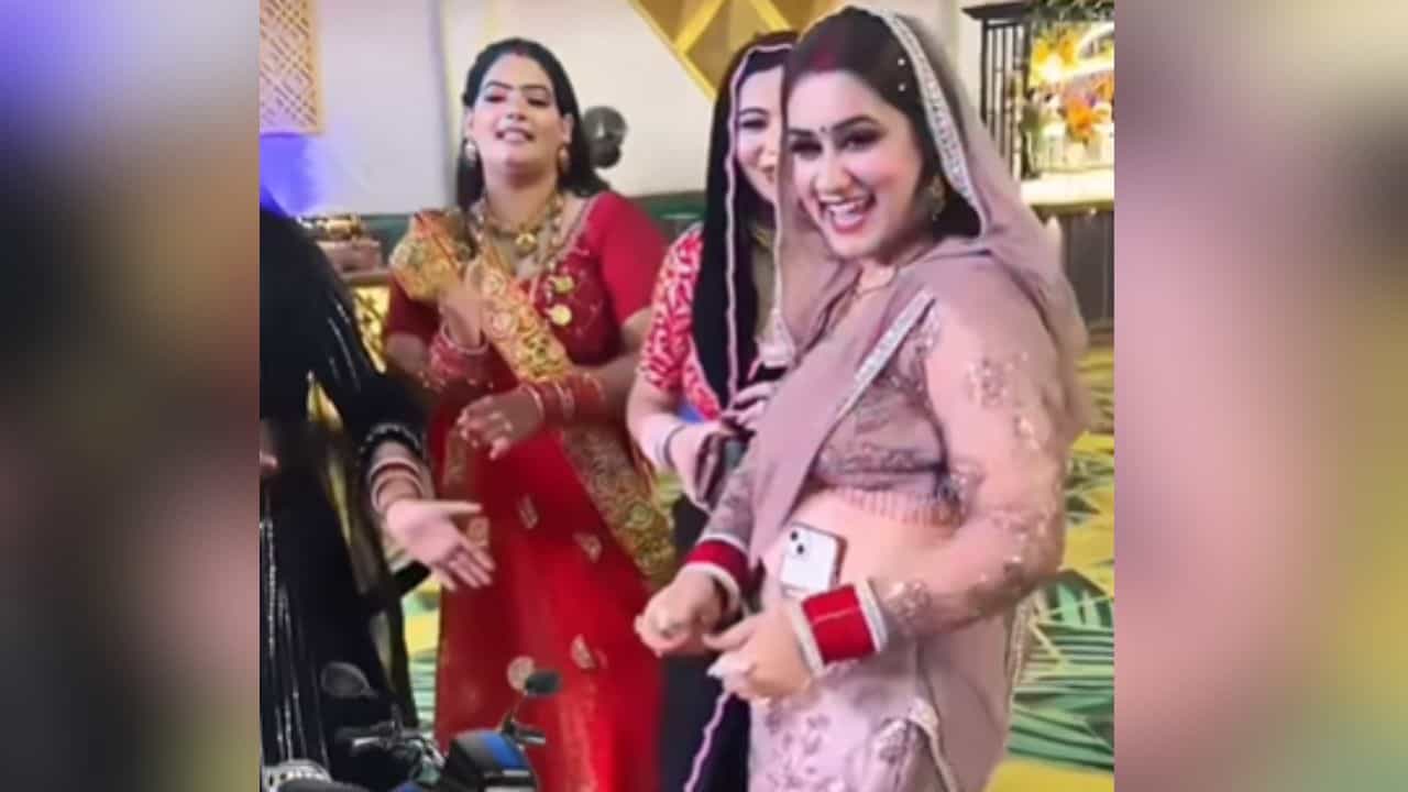 ਭਾਭੀਆਂ ਨੇ ਹੀਰੋ ਹੋਂਡਾ ਗਾਣੇ ਤੇ ਕੀਤਾ ਕਮਾਲ ਦਾ ਡਾਂਸ, ਲੋਕ ਬੋਲੇ- Limit  ਚ ਰਹਿ ਕੇ ਵੀ ਅੱਗ ਲਗਾਈ ਜਾ ਸਕਦੀ ਹੈ