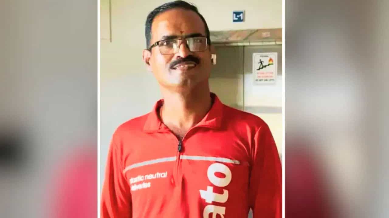 ਲੱਖਾਂ ਰੁਪਏ ਕਮਾਉਣ ਵਾਲਾ ਵਿਅਕਤੀ ਕਿਵੇਂ ਬਣ ਗਿਆ Zomato ਡਿਲੀਵਰੀ ਬੁਆਏ ? ਕਹਾਣੀ ਹੋਈ ਵਾਇਰਲ ਲੱਖਾਂ ਰੁਪਏ ਕਮਾਉਣ ਵਾਲਾ ਵਿਅਕਤੀ ਕਿਵੇਂ ਬਣ ਗਿਆ Zomato ਡਿਲੀਵਰੀ ਬੁਆਏ ? ਕਹਾਣੀ ਹੋਈ ਵਾਇਰਲ