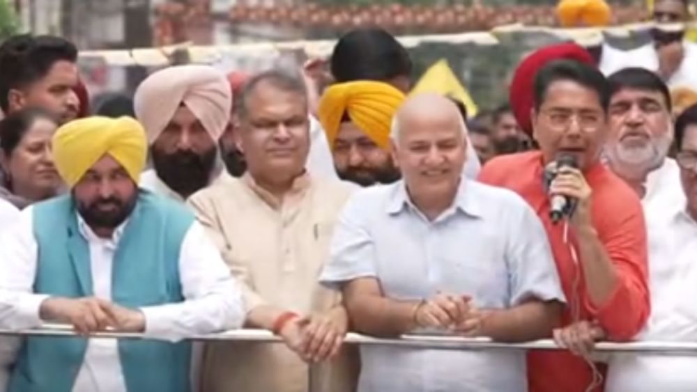 ਉਨ੍ਹਾਂ ਨੇ ਕਿਹਾ ਕੀ ਪਿਛਲੀ ਬਾਰ ਨਾਲੋਂ ਵੀ ਜਿਆਦਾ ਮਾਰਜ਼ਨ ਦੇ ਨਾਲ ਤੁਸੀਂ ਸੰਜੀਵ ਅਰੋੜਾ ਨੂੰ ਜਿਤਾਇਆ ਹੈ।ਇਸ ਦੌਰਾਨ ਸੀਐਮ ਮਾਨ ਨੇ ਵਿਰੋਧੀ ਪਾਰਟੀਆਂ ‘ਤੇ ਨਿਸ਼ਾਨੇ ਸਾਧੇ। ਉਨ੍ਹਾਂ ਨੇ ਅਕਾਲੀ ਦਲ ਨੂੰ ਘੇਰਦਿਆਂ ਹੋਈਆਂ ਕਿਹਾ ਕਿ ਅਕਾਲੀ ਦੇ ਉਮੀਦਵਾਰ ਦੀ ਜਮਾਨਤ ਜ਼ਬਤ ਹੋ ਗਈ। ਇਸ ਮੌਕੇ ਉਨ੍ਹਾਂ ਨੇ ਗੁਜਰਾਤ ਜਿੱਤ ਦਾ ਜ਼ਿਕਰ ਵੀ ਕੀਤਾ। ਉਨ੍ਹਾਂ ਨੇ ਕਿਹਾ ਕਿ ਇਹ ਜਿੱਤ ਲੋਕਾਂ ਦੀ ਜਿੱਤ ਹੈ, ਸਾਡੀ ਜਿੱਤ ਨਹੀਂ।