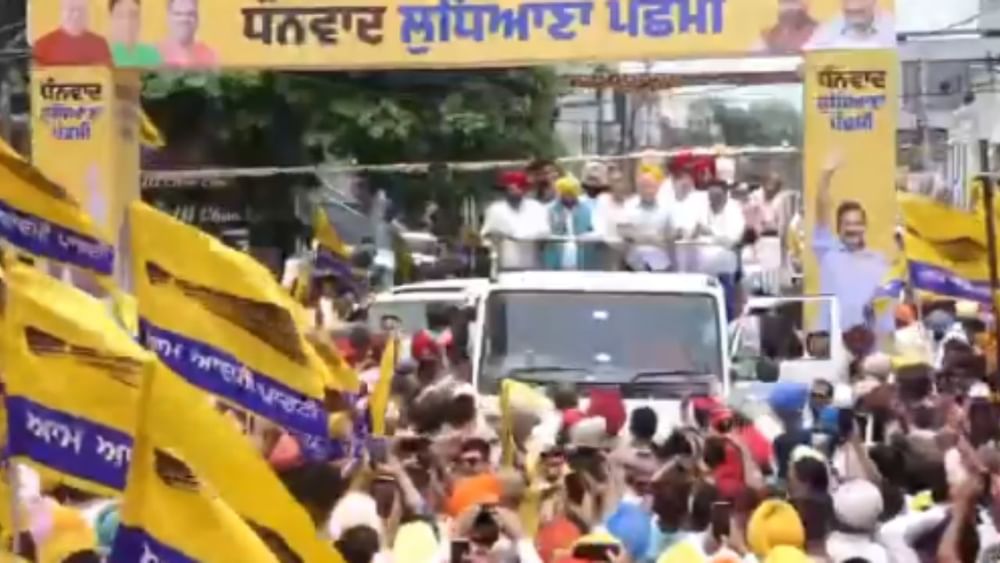 ਲੁਧਿਆਣਾ ਪੱਛਮੀ ਦੀ ਜਿੱਤ ਤੋਂ ਬਾਅਦ ਪੰਜਾਬ ਦੇ ਮੁੱਖ ਮੰਤਰੀ ਭਗਵੰਤ ਸਿੰਘ ਮਾਨ ਵੱਲੋਂ ਰੋਡ ਸ਼ੋਅ ਕੱਢਿਆ ਗਿਆ। ਸਭ ਤੋਂ ਪਹਿਲਾਂ ਉਨ੍ਹਾਂ ਨੇ ਲੁਧਿਆਣਾ ਪੱਛਮੀ ਦੇ ਜੇੱਤੂ ਉਮੀਦਵਾਰ ਸੰਜੀਵ ਅਰੋੜਾ ਨੂੰ ਗਲੇ ਵਿੱਚ ਹਾਰ ਪਾ ਕੇ ਸਨਮਾਨਿਤ ਕੀਤਾ।