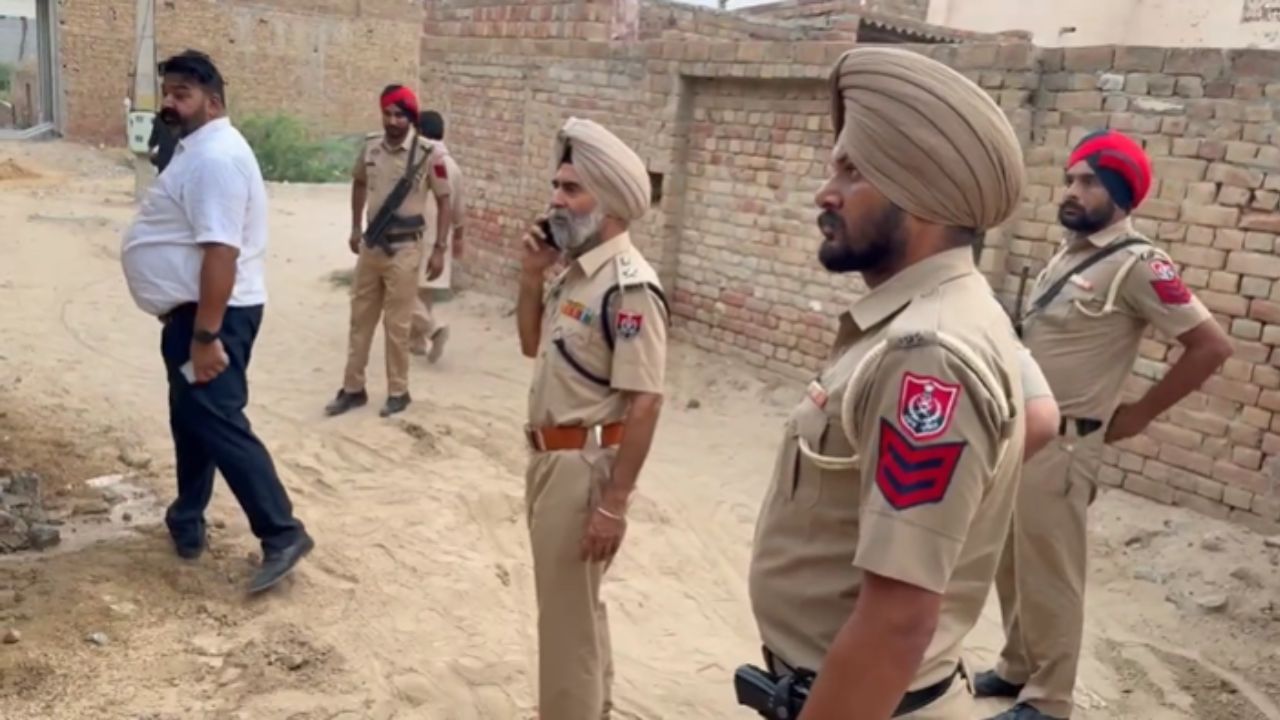 ਅਬੋਹਰ ‘ਚ ਨਸ਼ਾ ਤਸਕਰਾਂ ਖਿਲਾਫ਼ ਕਾਰਵਾਈ, ਘਰ ਛੱਡ ਕੇ ਭੱਜੇ ਮੁਲਜ਼ਮ ਅਬੋਹਰ ‘ਚ ਨਸ਼ਾ ਤਸਕਰਾਂ ਖਿਲਾਫ਼ ਕਾਰਵਾਈ, ਘਰ ਛੱਡ ਕੇ ਭੱਜੇ ਮੁਲਜ਼ਮ