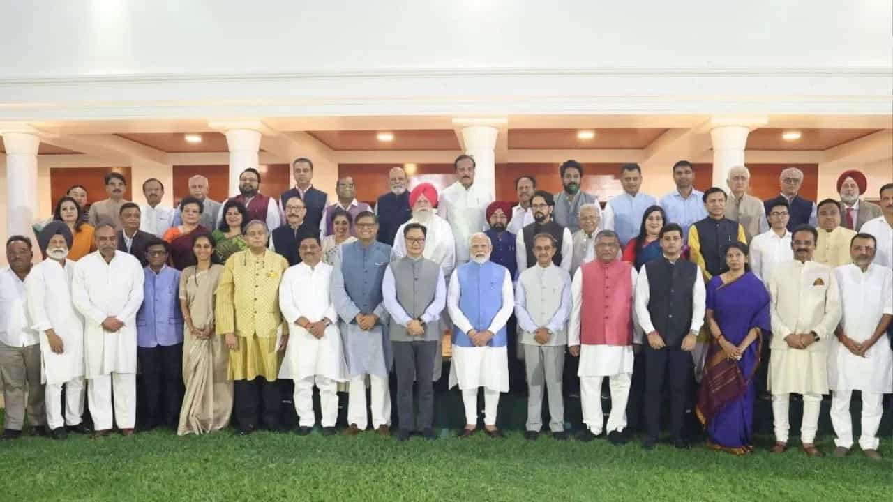 PM ਮੋਦੀ ਨੇ ਸਰਬ ਪਾਰਟੀ ਵਫ਼ਦ ਨਾਲ ਕੀਤੀ ਮੁਲਾਕਾਤ, ਪਾਕਿਸਤਾਨ ਹੋਇਆ ਪੂਰੀ ਦੁਨੀਆ ਦੇ ਸਾਹਮਣੇ ਬੇਨਕਾਬ PM ਮੋਦੀ ਨੇ ਸਰਬ ਪਾਰਟੀ ਵਫ਼ਦ ਨਾਲ ਕੀਤੀ ਮੁਲਾਕਾਤ, ਪਾਕਿਸਤਾਨ ਹੋਇਆ ਪੂਰੀ ਦੁਨੀਆ ਦੇ ਸਾਹਮਣੇ ਬੇਨਕਾਬ