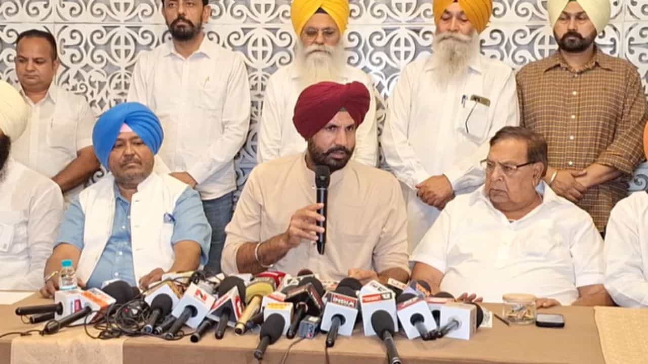 ਭਾਰਤ ਭੂਸ਼ਨ ਆਸ਼ੂ ਦੇ ਹੱਕ ਚ ਨਿਤਰੇ ਵੜਿੰਗ, ਬੋਲੇ- ਕਾਂਗਰਸ ਇੱਕਜੁਟ ਹੈ ਭਾਰਤ ਭੂਸ਼ਨ ਆਸ਼ੂ ਦੇ ਹੱਕ ਚ ਨਿਤਰੇ ਵੜਿੰਗ, ਬੋਲੇ- ਕਾਂਗਰਸ ਇੱਕਜੁਟ ਹੈ