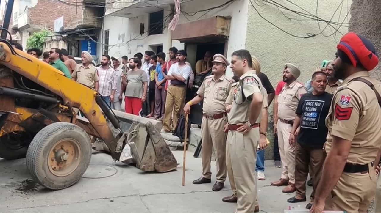ਅੰਮ੍ਰਿਤਸਰ ਚ ਫਿਰ ਤੋਂ ਚੱਲਿਆ ਪੀਲਾ ਪੰਜਾ, ਨਸ਼ਾ ਤਸਕਰ ਦਾ ਢਹਾਇਆ ਘਰ
