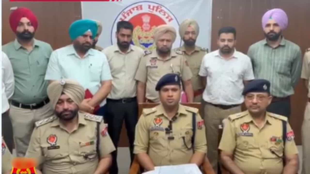 ਜਿਰਕਪੁਰ ਤੋਂ ਚੱਲ ਰਿਹਾ ਸੀ ਫਰਜ਼ੀ ਕਾਲਿੰਗ ਸੈਂਟਰ, ਲੱਖਾਂ ਰੁਪਏ ਕੈਸ ਤੇ 67 ਮੁਬਾਈਲ ਬਰਾਮਦ ਜਿਰਕਪੁਰ ਤੋਂ ਚੱਲ ਰਿਹਾ ਸੀ ਫਰਜ਼ੀ ਕਾਲਿੰਗ ਸੈਂਟਰ, ਲੱਖਾਂ ਰੁਪਏ ਕੈਸ ਤੇ 67 ਮੁਬਾਈਲ ਬਰਾਮਦ