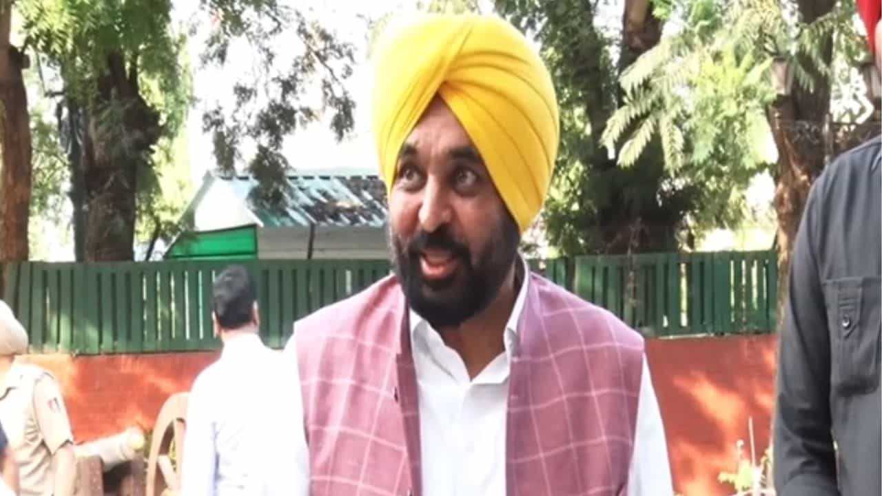 ਜਿੱਤ ਤੋਂ ਬਾਅਦ ਪਹਿਲੀ ਵਾਰ ਗਵਰਨਰ ਨੂੰ ਮਿਲੇ CM ਮਾਨ, ਕੀਤੀ ਇਹ ਮੰਗ ਜਿੱਤ ਤੋਂ ਬਾਅਦ ਪਹਿਲੀ ਵਾਰ ਗਵਰਨਰ ਨੂੰ ਮਿਲੇ CM ਮਾਨ, ਕੀਤੀ ਇਹ ਮੰਗ