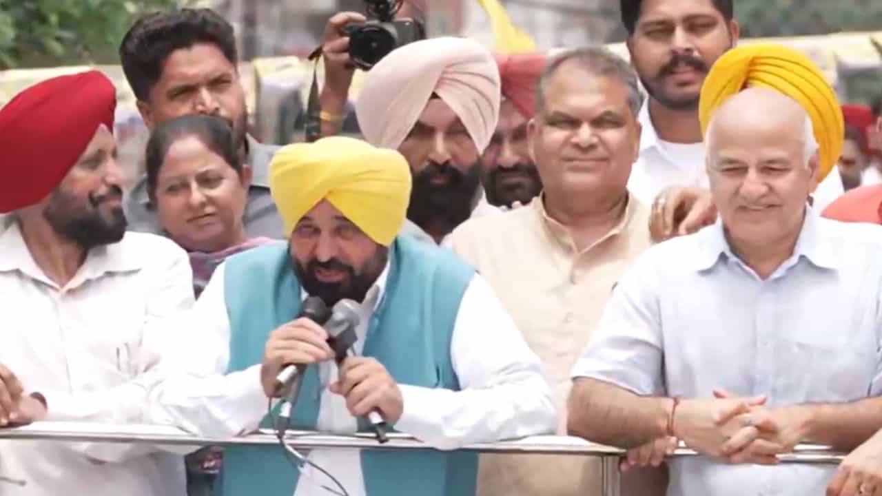 ਲੁਧਿਆਣਾ ਪੱਛਮੀ ਚ CM ਮਾਨ ਵੱਲੋਂ ਰੋਡ ਸ਼ੋਅ, ਜਿੱਤ ਲਈ ਲੋਕਾਂ ਦਾ ਕੀਤਾ ਧੰਨਵਾਦ ਲੁਧਿਆਣਾ ਪੱਛਮੀ ਚ CM ਮਾਨ ਵੱਲੋਂ ਰੋਡ ਸ਼ੋਅ, ਜਿੱਤ ਲਈ ਲੋਕਾਂ ਦਾ ਕੀਤਾ ਧੰਨਵਾਦ