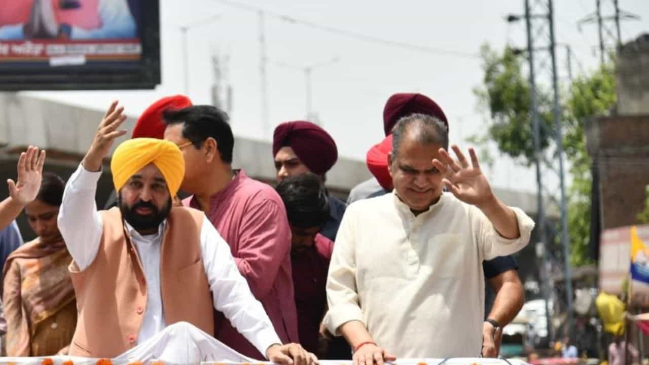 ਲੁਧਿਆਣਾ ਚ ਸੀਐਮ ਮਾਨ ਕਰਨਗੇ ਰੋਡ ਸ਼ੋਅ, ਸੰਜੀਵ ਅਰੋੜਾ ਦੀ ਜਿੱਤ ਤੋਂ ਬਾਅਦ ਲੋਕਾਂ ਦਾ ਕਰਨਗੇ ਧੰਨਵਾਦ ਲੁਧਿਆਣਾ ਚ ਸੀਐਮ ਮਾਨ ਕਰਨਗੇ ਰੋਡ ਸ਼ੋਅ, ਸੰਜੀਵ ਅਰੋੜਾ ਦੀ ਜਿੱਤ ਤੋਂ ਬਾਅਦ ਲੋਕਾਂ ਦਾ ਕਰਨਗੇ ਧੰਨਵਾਦ