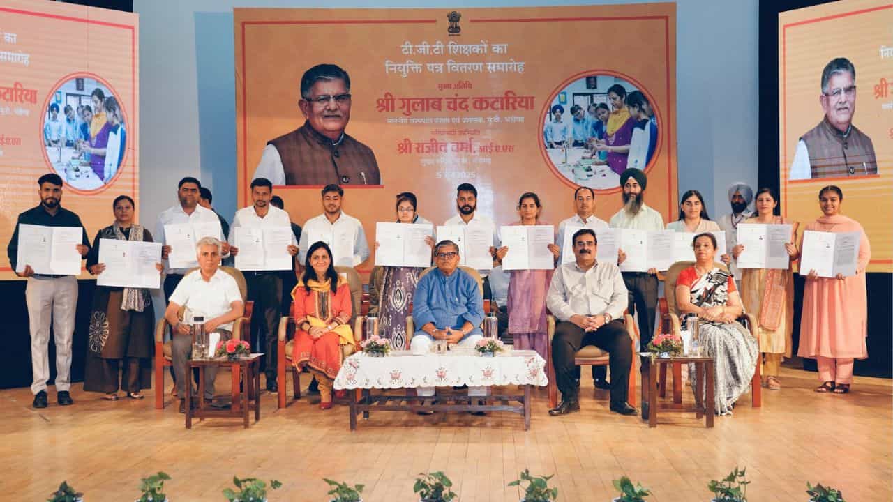 ਚੰਡੀਗੜ੍ਹ ਚ ਪ੍ਰਸ਼ਾਸਕ ਨੇ 198 ਅਧਿਆਪਕਾਂ ਨੂੰ ਸੌਂਪੇ ਜੁਆਇਨਿੰਗ ਲੈਟਰ, ਗ੍ਰਹਿ ਮੰਤਰਾਲੇ ਦੀ ਪ੍ਰਵਾਨਗੀ ਤੋਂ ਬਾਅਦ ਭਰੀਆਂ ਅਸਾਮੀਆਂ ਚੰਡੀਗੜ੍ਹ ਚ ਪ੍ਰਸ਼ਾਸਕ ਨੇ 198 ਅਧਿਆਪਕਾਂ ਨੂੰ ਸੌਂਪੇ ਜੁਆਇਨਿੰਗ ਲੈਟਰ, ਗ੍ਰਹਿ ਮੰਤਰਾਲੇ ਦੀ ਪ੍ਰਵਾਨਗੀ ਤੋਂ ਬਾਅਦ ਭਰੀਆਂ ਅਸਾਮੀਆਂ