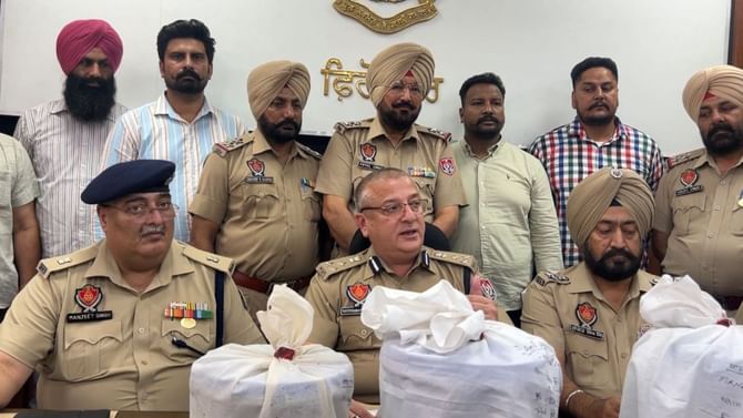 ਫਿਰੋਜ਼ਪੁਰ 'ਚ 9 ਕਿਲੋ ਹੈਰੋਇਨ ਬਰਾਮਦ, 2 ਲੱਖ ਡਰੱਗ ਮਨੀ ਤੇ ਮੋਟਰਸਾਈਕਲ ਬਰਾਮਦ ਫਿਰੋਜ਼ਪੁਰ 'ਚ 9 ਕਿਲੋ ਹੈਰੋਇਨ ਬਰਾਮਦ, 2 ਲੱਖ ਡਰੱਗ ਮਨੀ ਤੇ ਮੋਟਰਸਾਈਕਲ ਬਰਾਮਦ