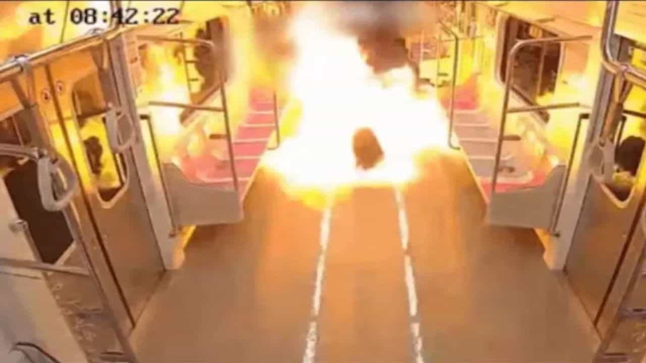 Viral Video: ਪਤਨੀ ਨਾਲ ਝਗੜੇ ਤੋਂ ਬਾਅਦ ਪਤੀ ਨੇ ਮੈਟਰੋ ਨੂੰ ਲਗਾ ਦਿੱਤੀ ਅੱਗ, ਇੱਕੋ ਵਾਰ ਵਿੱਚ ਹੋ ਗਿਆ ਕਰੋੜਾਂ ਦਾ ਨੁਕਸਾਨ