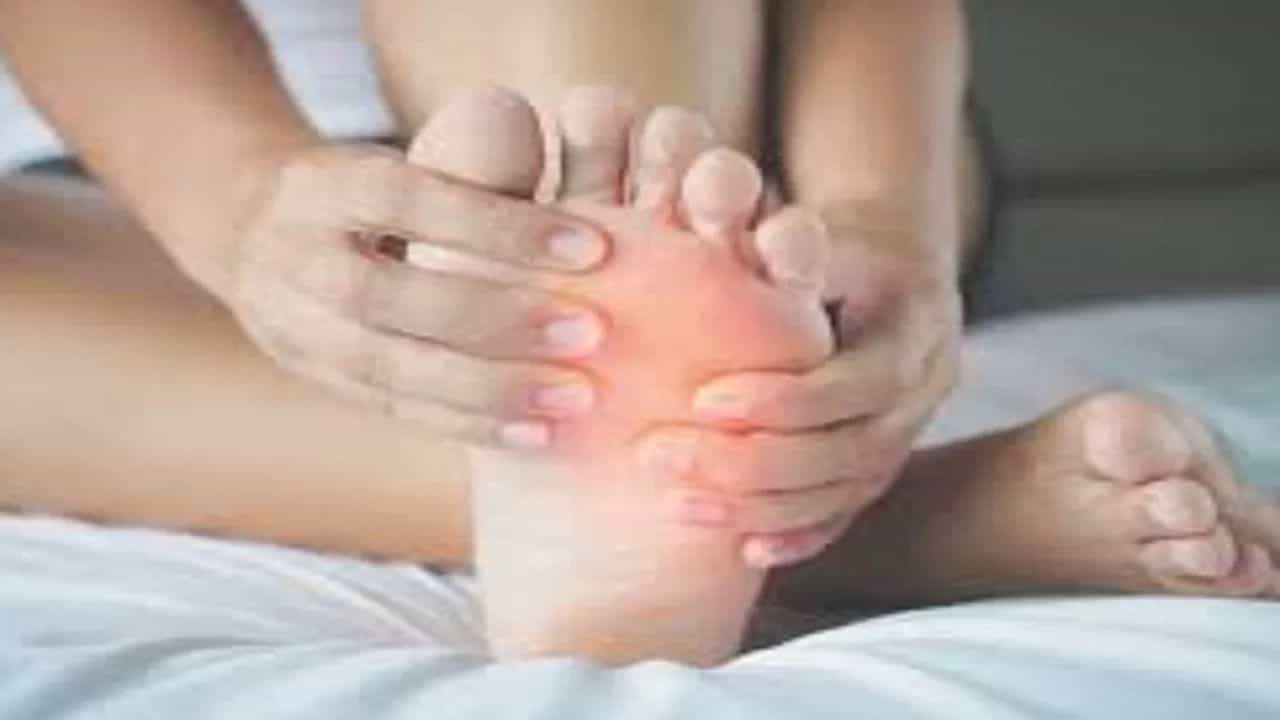 Health Tips : ਕਮਰ ਅਤੇ ਲੱਤਾਂ ਵਿੱਚ ਲਗਾਤਾਰ ਦਰਦ ਕਿਸ ਬਿਮਾਰੀ ਦਾ ਹੈ ਲੱਛਣ? ਮਾਹਰ ਤੋਂ ਜਾਣੋ Health Tips : ਕਮਰ ਅਤੇ ਲੱਤਾਂ ਵਿੱਚ ਲਗਾਤਾਰ ਦਰਦ ਕਿਸ ਬਿਮਾਰੀ ਦਾ ਹੈ ਲੱਛਣ? ਮਾਹਰ ਤੋਂ ਜਾਣੋ