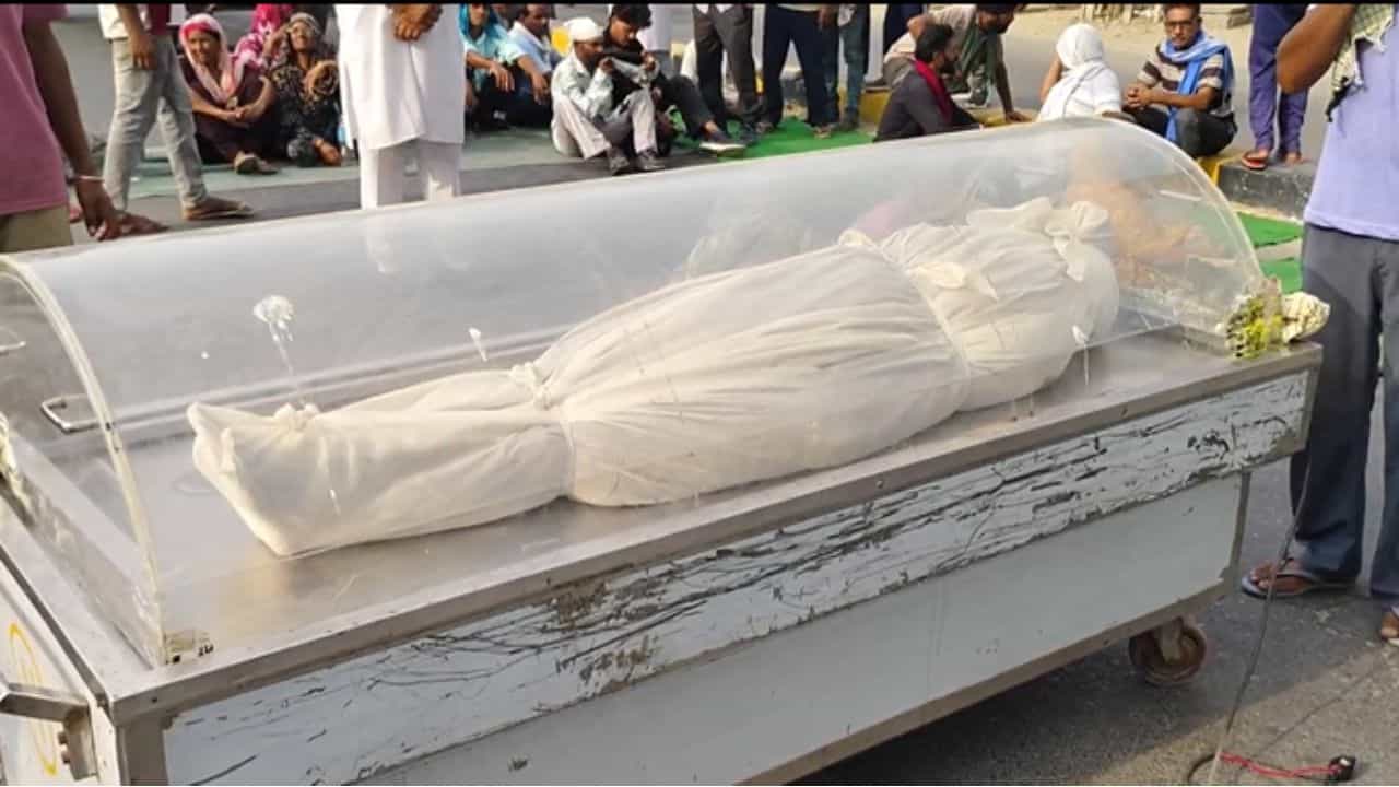 ਜਲਾਲਾਬਾਦ ਦੇ ਪਿੰਡ ਚ ਗਰਭਵਤੀ ਔਰਤ ਦੀ ਲਾਸ਼ ਬਰਾਮਦ, ਪਰਿਵਾਰ ਨੇ ਫਲਾਈਓਵਰ ਕੀਤਾ ਜਾਮ ਜਲਾਲਾਬਾਦ ਦੇ ਪਿੰਡ ਚ ਗਰਭਵਤੀ ਔਰਤ ਦੀ ਲਾਸ਼ ਬਰਾਮਦ, ਪਰਿਵਾਰ ਨੇ ਫਲਾਈਓਵਰ ਕੀਤਾ ਜਾਮ