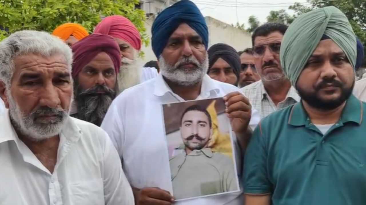 ਤਾਰ ਪਾਰ ਖੇਤ ਗਿਆ ਨੌਜਵਾਨ ਹੋਇਆ ਲਾਪਤਾ, ਪਾਕਿਸਤਾਨ ਰੇਂਜਰਸ ਦਾ ਹਿਰਾਸਤ ਤੋਂ ਇਨਕਾਰ, ਪਰਿਵਾਰ ਲਗਾ ਵਾਪਸੀ ਦੀ ਰਿਹਾ ਗੁਹਾਰ ਤਾਰ ਪਾਰ ਖੇਤ ਗਿਆ ਨੌਜਵਾਨ ਹੋਇਆ ਲਾਪਤਾ, ਪਾਕਿਸਤਾਨ ਰੇਂਜਰਸ ਦਾ ਹਿਰਾਸਤ ਤੋਂ ਇਨਕਾਰ, ਪਰਿਵਾਰ ਲਗਾ ਵਾਪਸੀ ਦੀ ਰਿਹਾ ਗੁਹਾਰ