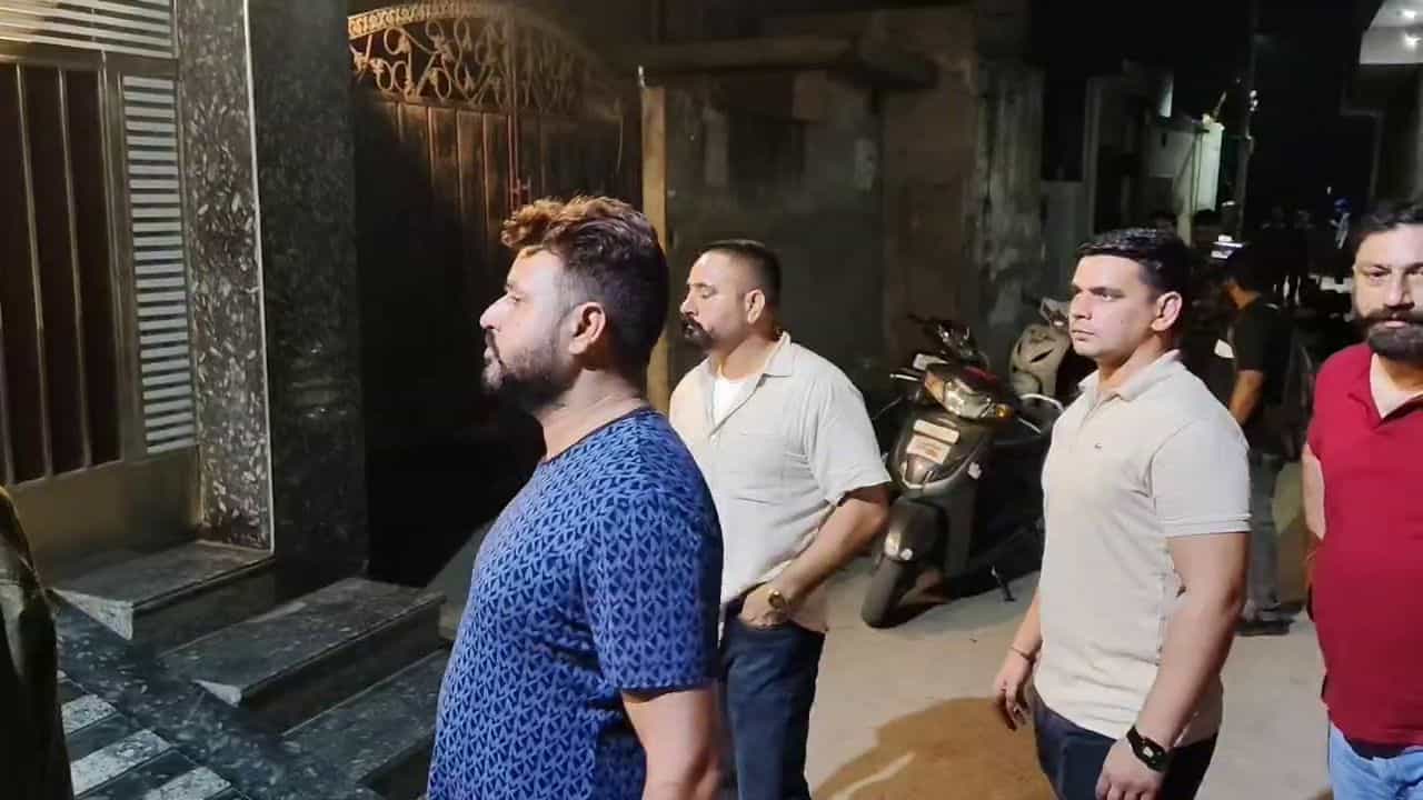 ਜਲੰਧਰ ਚ NRI ਦੇ ਘਰ ਤੇ ਚੱਲੀਆਂ ਗੋਲੀਆਂ, PAK ਡੋਨ ਭੱਟੀ ਦੇ ਕਹਿਣ ਤੇ ਬਦਮਾਸ਼ਾਂ ਵੱਲੋਂ ਫਾਇਰਿੰਗ ਜਲੰਧਰ ਚ NRI ਦੇ ਘਰ ਤੇ ਚੱਲੀਆਂ ਗੋਲੀਆਂ, PAK ਡੋਨ ਭੱਟੀ ਦੇ ਕਹਿਣ ਤੇ ਬਦਮਾਸ਼ਾਂ ਵੱਲੋਂ ਫਾਇਰਿੰਗ