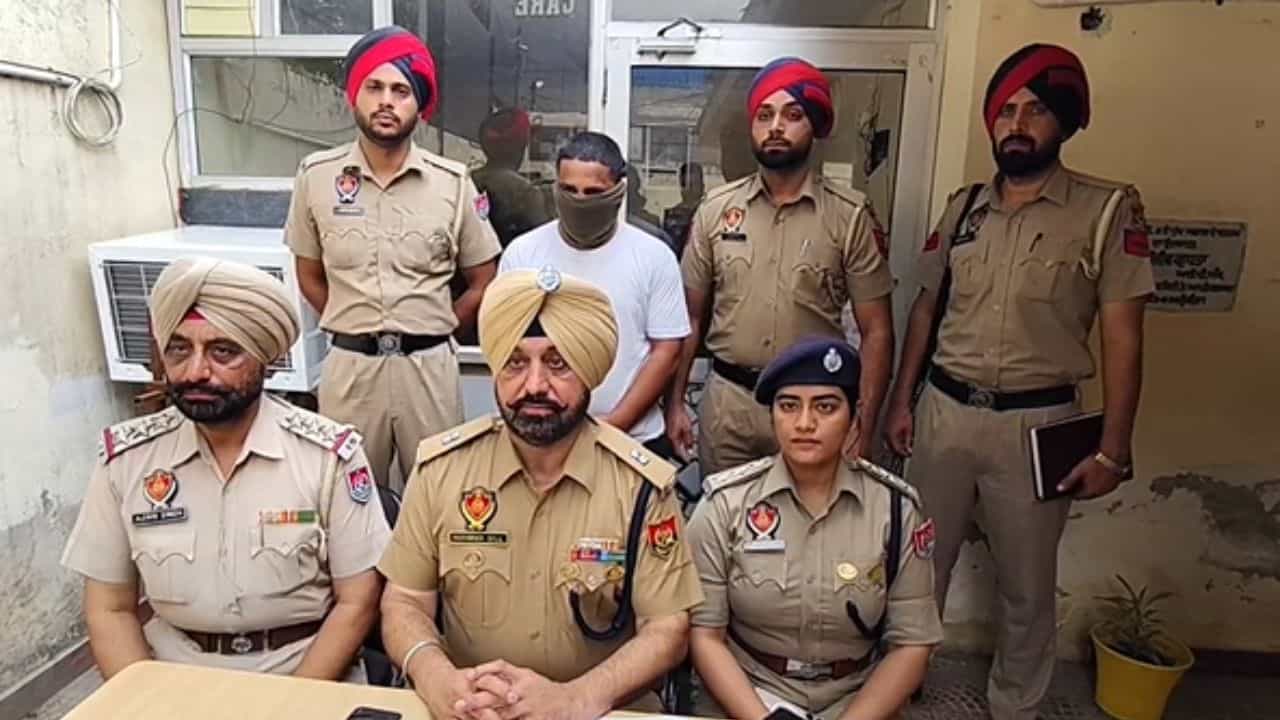 ਫਰਜੀ ਆਫਰ ਲੈਟਰਾਂ ਰਾਹੀਂ ਕੈਨੇਡਾ ਭੇਜਣ ਵਾਲਾ ਬ੍ਰਿਜੇਸ਼ ਮਿਸ਼ਰਾ ਗ੍ਰਿਫ਼ਤਾਰ, 700 ਵਿਦਿਆਰਥੀਆਂ ਨਾਲ ਕੀਤੀ ਸੀ ਧੋਖਾਧੜੀ ਫਰਜੀ ਆਫਰ ਲੈਟਰਾਂ ਰਾਹੀਂ ਕੈਨੇਡਾ ਭੇਜਣ ਵਾਲਾ ਬ੍ਰਿਜੇਸ਼ ਮਿਸ਼ਰਾ ਗ੍ਰਿਫ਼ਤਾਰ, 700 ਵਿਦਿਆਰਥੀਆਂ ਨਾਲ ਕੀਤੀ ਸੀ ਧੋਖਾਧੜੀ