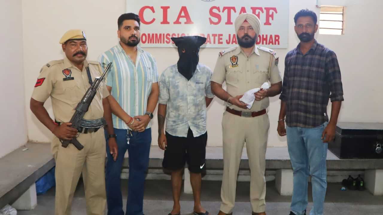 ਜਲੰਧਰ ਪੁਲਿਸ ਨੇ ਕਾਬੂ ਕੀਤਾ ਬਦਮਾਸ਼, 13.1 ਕਿਲੋ ਹੈਰੋਇਨ, 3 ਲਗਜ਼ਰੀ ਗੱਡੀਆਂ ਤੇ ਹਥਿਆਰ ਬਰਾਮਦ ਜਲੰਧਰ ਪੁਲਿਸ ਨੇ ਕਾਬੂ ਕੀਤਾ ਬਦਮਾਸ਼, 13.1 ਕਿਲੋ ਹੈਰੋਇਨ, 3 ਲਗਜ਼ਰੀ ਗੱਡੀਆਂ ਤੇ ਹਥਿਆਰ ਬਰਾਮਦ