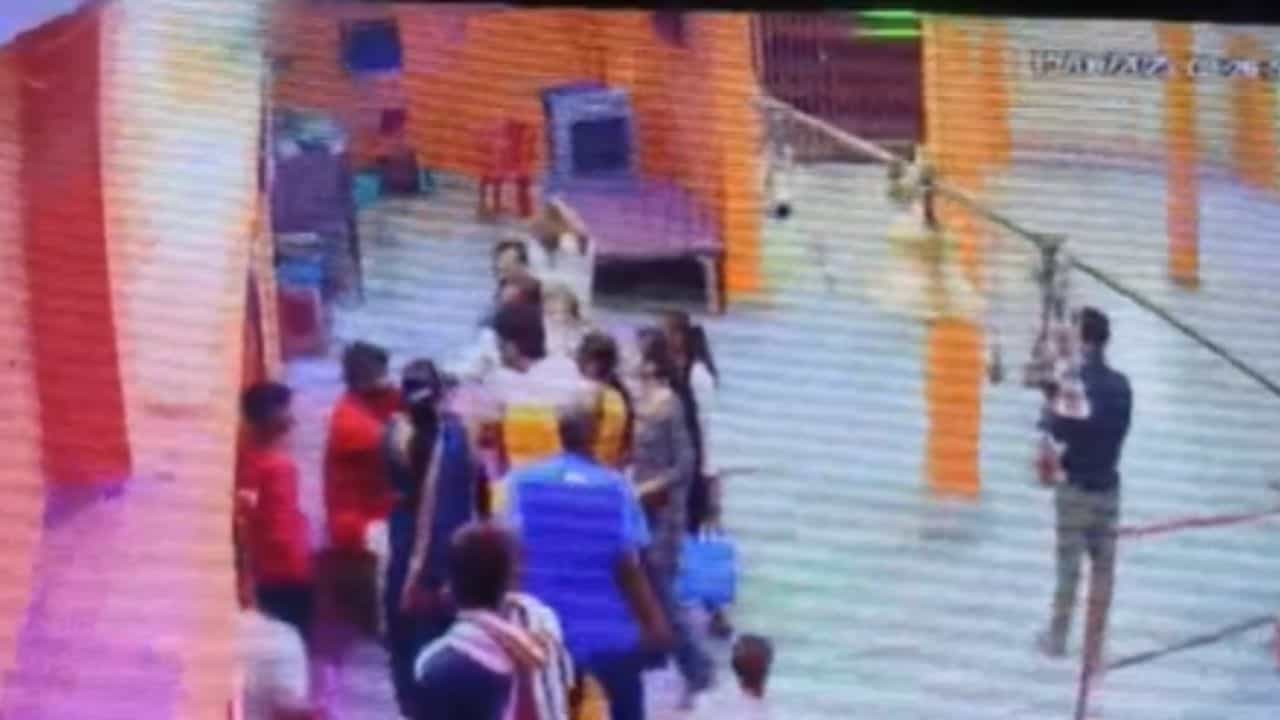 ਮੰਦਰ ਵਿੱਚ 2 ਲੱਡੂਆਂ ਲਈ ਪੁਜਾਰੀ ਨਾਲ ਝਗੜਾ ਕਰ ਬੈਠਾ ਸ਼ਖਸ, ਯੂਜ਼ਰ ਬੋਲੇ- ਹੁਣ ਲੋਕਾਂ ਨੂੰ ਅਸੀਸਾਂ ਤੇ ਸਰਾਪਾਂ ਚ ਵਿਸ਼ਵਾਸ ਨਹੀਂ ਰਿਹਾ! ਮੰਦਰ ਵਿੱਚ 2 ਲੱਡੂਆਂ ਲਈ ਪੁਜਾਰੀ ਨਾਲ ਝਗੜਾ ਕਰ ਬੈਠਾ ਸ਼ਖਸ, ਯੂਜ਼ਰ ਬੋਲੇ- ਹੁਣ ਲੋਕਾਂ ਨੂੰ ਅਸੀਸਾਂ ਤੇ ਸਰਾਪਾਂ ਚ ਵਿਸ਼ਵਾਸ ਨਹੀਂ ਰਿਹਾ!