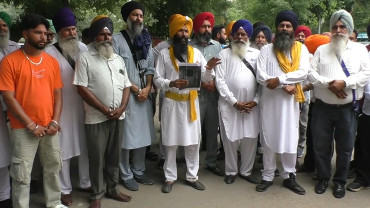 ਲੁਧਿਆਣਾ ‘ਚ ਵੀਡੀਓ ਵਾਇਰਲ ਹੋਣ ਤੋਂ ਬਾਅਦ ਵਧੀਆਂ ਡੇਰਾ ਮੁਖੀ ਦੀਆਂ ਮੁਸ਼ਕਲਾਂ, ਪਿੰਡ ਵਾਸੀਆਂ ਨੇ ਕੀਤੀ ਮੰਗ ਲੁਧਿਆਣਾ ‘ਚ ਵੀਡੀਓ ਵਾਇਰਲ ਹੋਣ ਤੋਂ ਬਾਅਦ ਵਧੀਆਂ ਡੇਰਾ ਮੁਖੀ ਦੀਆਂ ਮੁਸ਼ਕਲਾਂ, ਪਿੰਡ ਵਾਸੀਆਂ ਨੇ ਕੀਤੀ ਮੰਗ