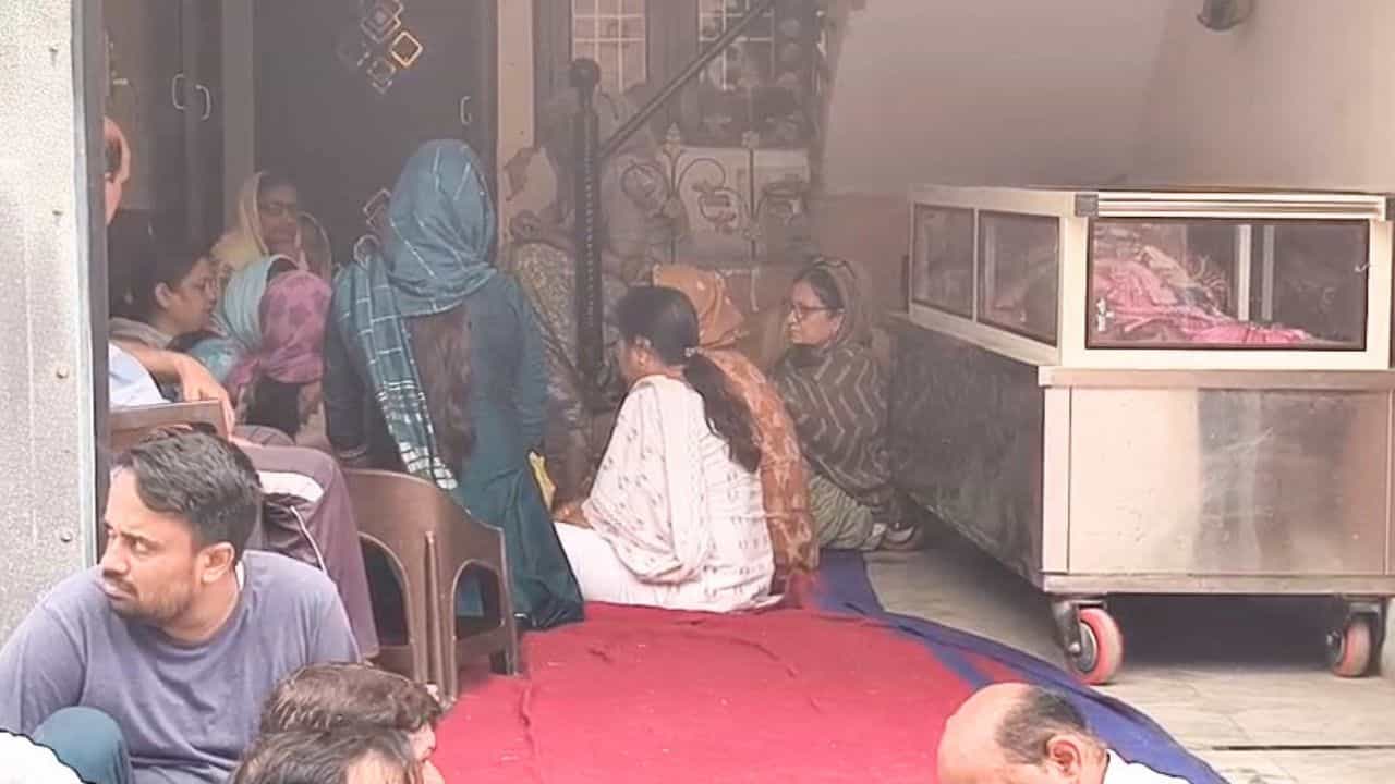 ਕੱਲੂ: ਹਾਦਸੇ ਵਿੱਚ ਸੱਸ ਤੇ ਨੂੰਹ ਦੀ ਮੌਤ, ਮਨੀਕਰਨ ਤੋਂ ਆ ਰਹੇ ਪੰਜਾਬ ਦੇ ਸ਼ਰਧਾਲੂਆਂ ਤੇ ਡਿੱਗਿਆ ਦਰਖਤ ਕੱਲੂ: ਹਾਦਸੇ ਵਿੱਚ ਸੱਸ ਤੇ ਨੂੰਹ ਦੀ ਮੌਤ, ਮਨੀਕਰਨ ਤੋਂ ਆ ਰਹੇ ਪੰਜਾਬ ਦੇ ਸ਼ਰਧਾਲੂਆਂ ਤੇ ਡਿੱਗਿਆ ਦਰਖਤ