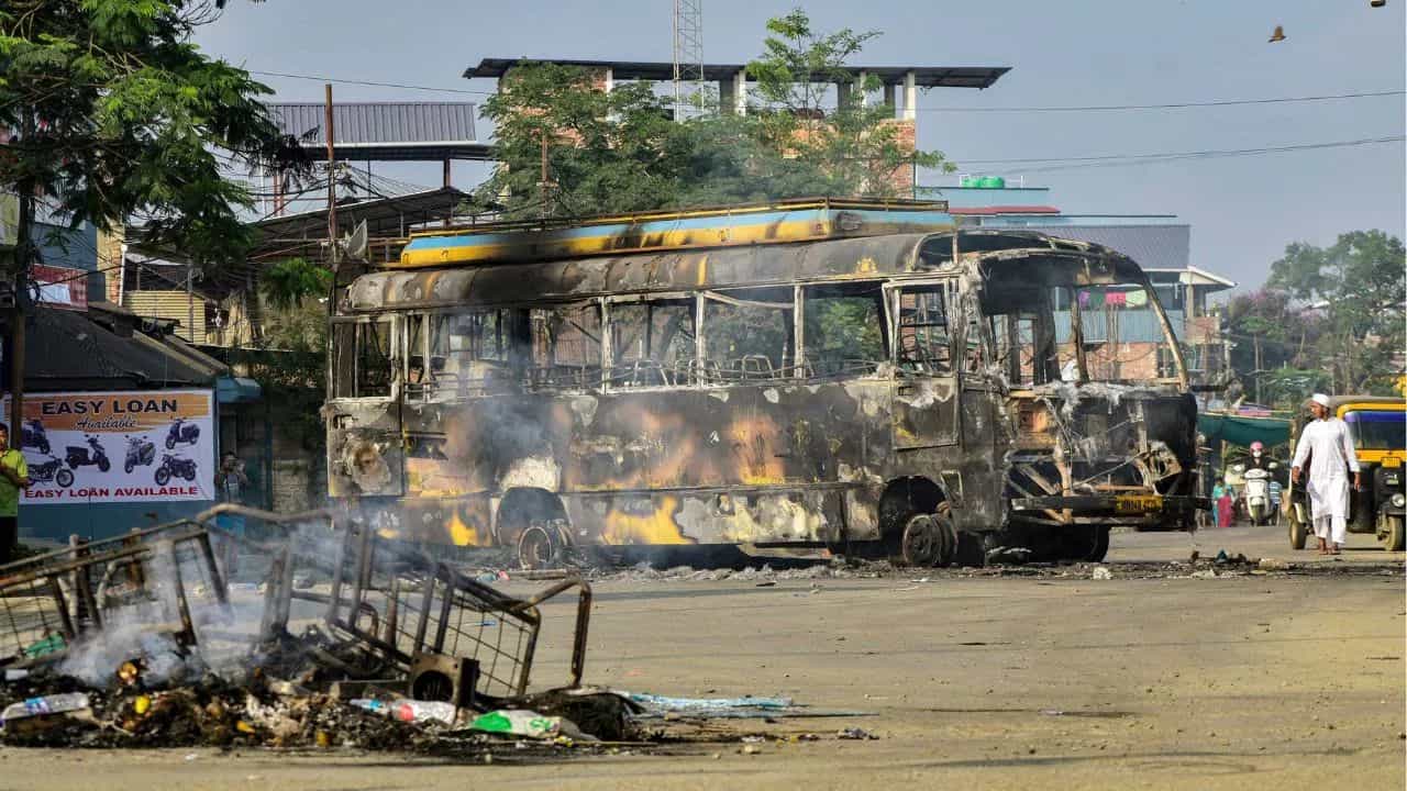 ਮਣੀਪੁਰ ਚ ਫਿਰ ਤਣਾਅ, ਹਿੰਸਾ ਤੇ ਅੱਗਜ਼ਨੀ, ਪ੍ਰਦਰਸ਼ਨਕਾਰੀਆਂ ਨੇ ਆਪਣੇ ਆਪ ਤੇ ਪਾਇਆ ਪੈਟਰੋਲ