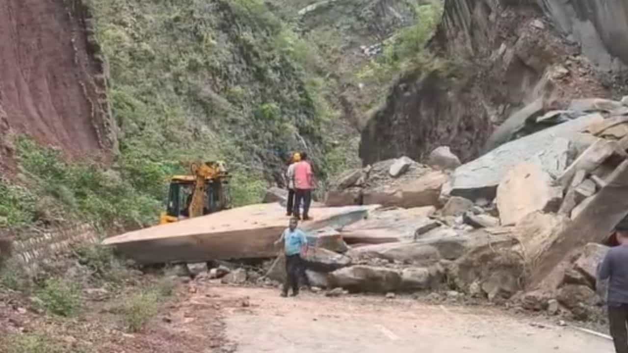 ਡਲਹੌਜ਼ੀ ਜਾਣ ਵਾਲਾ ਰਸਤਾ ਡਾਇਵਰਟ, ਰਣਜੀਤ ਸਾਗਰ ਡੈਮ ਨੇੜੇ ਹੋਈ ਲੈਂਡ ਸਲਾਈਡ ਡਲਹੌਜ਼ੀ ਜਾਣ ਵਾਲਾ ਰਸਤਾ ਡਾਇਵਰਟ, ਰਣਜੀਤ ਸਾਗਰ ਡੈਮ ਨੇੜੇ ਹੋਈ ਲੈਂਡ ਸਲਾਈਡ