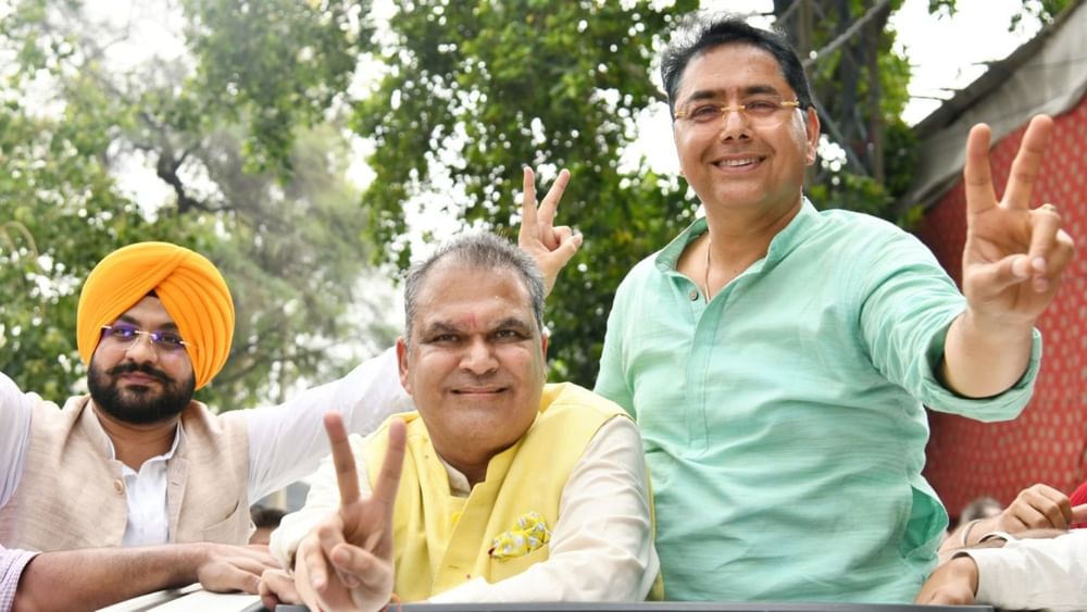 ਲੁਧਿਆਣਾ ਪੱਛਮੀ ‘ਚ ਆਮ ਆਦਮੀ ਪਾਰਟੀ ਦੇ ਉਮੀਦਵਾਰ ਸੰਜੀਵ ਅਰੋੜਾ ਨੇ ਸ਼ਾਨਦਾਰ ਜਿੱਤ ਦਰਜ ਕੀਤੀ ਹੈ। ਪਹਿਲੇ ਗੇੜ੍ਹ ਤੋਂ ਲੈ ਕੇ ਆਖਰੀ ਗੇੜ੍ਹ ਤੱਕ ਉਨ੍ਹਾਂ ਦੀ ਲੀਡ ਬਰਕਰਾਰ ਰਹੀ। ਕਾਂਗਰਸ ਅਤੇ ਆਮ ਆਦਮੀ ਪਾਰਟੀ ਵਿੱਚ ਜ਼ਬਰਦਸਤ ਮੁਕਾਬਲਾ ਦੇਖਣ ਨੂੰ ਮਿਲਿਆ। AAPਉਮੀਦਵਾਰ ਸੰਜੀਵ ਅਰੋੜਾ ਨੇ ਕਾਂਗਰਸ ਦੇ ਭਾਰਤ ਭੂਸ਼ਣ ਆਸ਼ੂ ਨੂੰ 10637 ਵੋਟਾਂ ਨਾਲ ਹਰਾਇਆ।