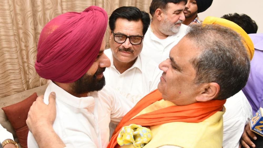 ਸੰਜੀਵ ਅਰੋੜਾ ਦੀ ਜਿੱਤ ਤੋਂ ਬਾਅਦ ਆਮ ਆਦਮੀ ਪਾਰਟੀ ਦੇ ਚੰਡੀਗੜ੍ਹ ਦਫ਼ਤਰ ਵਿੱਚ ਜਿੱਤ ਦਾ ਜਸ਼ਨ ਮਨਾਇਆ ਜਾ ਰਿਹਾ ਹੈ। ਵੱਡੇ ਆਗੂਆਂ ਵੱਲੋਂ ਪਾਰਟੀ ਵਰਕਰਾਂ ਅਤੇ ਲੋਕਾਂ ਦਾ ਧੰਨਵਾਦ ਕੀਤਾ ਜਾ ਰਿਹਾ ਹੈ। ਲੁਧਿਆਣਾ ਪੱਛਮੀ ਜ਼ਿਮਨੀ ਚੋਣ ਸਣੇ ਦੇਸ਼ ਦੇ ਹੋਰ ਪੰਜ ਥਾਵਾਂ ‘ਤੇ ਵੀ ਜ਼ਿਮਨੀ ਚੋਣ ਹੋਈ ਹੈ।