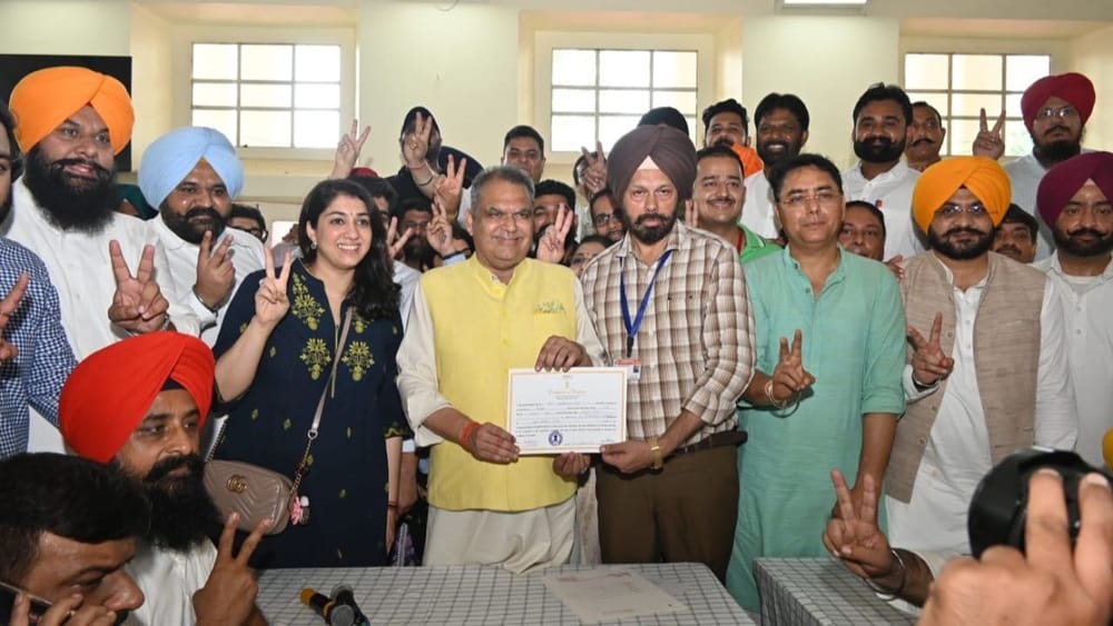 ਲੁਧਿਆਣਾ ਹਲਕਾ ਪੱਛਮੀ ਦੀ ਜਿਮਨੀ ਚੋਣ ਵਿੱਚ ਆਮ ਆਦਮੀ ਪਾਰਟੀ ਵੱਲੋਂ ਜਿੱਤ ਹਾਸਲ ਕਰਨ ਤੋਂ ਬਾਅਦ ਸੰਜੀਵ ਅਰੋੜਾ ਵਰਕਰਾਂ ਦੇ ਨਾਲ ਜ਼ੋਰ ਸ਼ੋਰ ਨਾਲ ਸਰਟੀਫਿਕੇਟ ਹਾਸਿਲ ਕਰਨ ਪਹੁੰਚੇ। ਇਸ ਦੌਰਾਨ ਉਨ੍ਹਾਂ ਨੂੰ ਜਿੱਤ ਦਾ ਸਰਟੀਫਿਕੇਟ ਦਿੱਤਾ ਗਿਆ। ਪੰਜਾਬ ਆਮ ਆਦਮੀ ਪਾਰਟੀ ਦੇ ਪ੍ਰਧਾਨ ਅਮਨ ਅਰੋੜਾ ਸਮੇਤ ਕੈਬਨਟ ਮੰਤਰੀ ਵੀ ਮੌਜੂਦ ਰਹੇ।