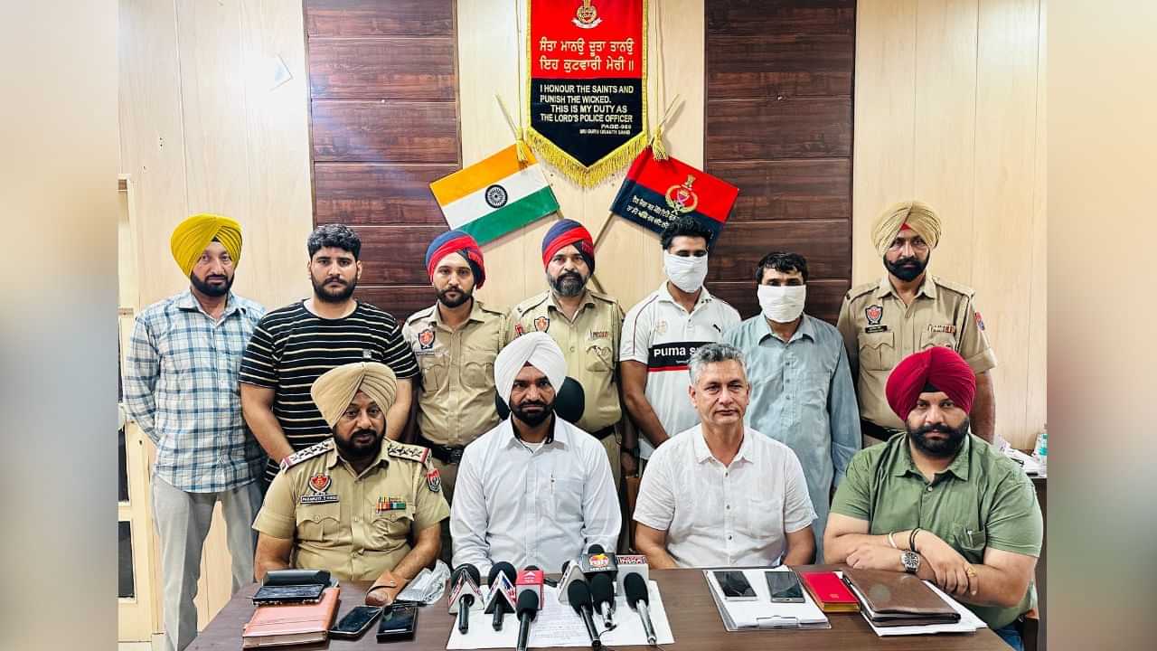 ਗੋਲਡੀ ਬਰਾੜ ਦੇ ਨਾਮ ਤੇ ਧਮਕੀ ਦੇਣ ਵਾਲੇ 2 ਕਾਬੂ: ਵਿਦੇਸ਼ੀ ਨੰਬਰ ਤੋਂ ਕੀਤਾ ਸੀ ਕਾਲ, ਲੁੱਕ ਆਊਟ ਨੋਟਿਸ ਜਾਰੀ ਗੋਲਡੀ ਬਰਾੜ ਦੇ ਨਾਮ ਤੇ ਧਮਕੀ ਦੇਣ ਵਾਲੇ 2 ਕਾਬੂ: ਵਿਦੇਸ਼ੀ ਨੰਬਰ ਤੋਂ ਕੀਤਾ ਸੀ ਕਾਲ, ਲੁੱਕ ਆਊਟ ਨੋਟਿਸ ਜਾਰੀ