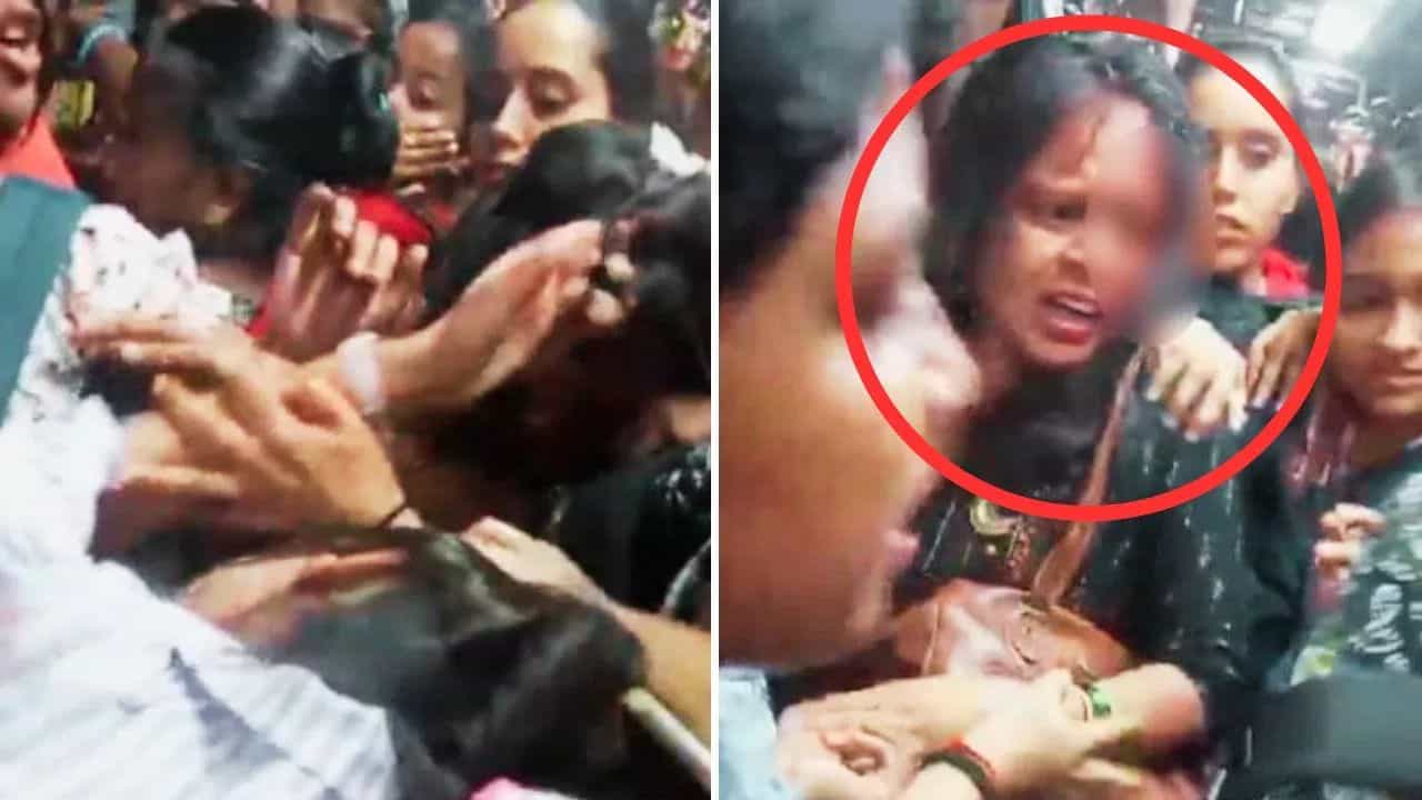 ਮੁੰਬਈ ਲੋਕਲ ਵਿੱਚ ਮਹਿਲਾ ਯਾਤਰੀਆਂ ਵਿਚਕਾਰ ਹੋਈ ਖੂਨੀ ਝੜਪ, ਇੱਕ ਦੂਜੇ ਨੂੰ ਕੁੱਟਿਆ, ਵਾਲ ਖਿੱਚੇ; ਵੀਡੀਓ ਹੋਇਆ ਵਾਇਰਲ ਮੁੰਬਈ ਲੋਕਲ ਵਿੱਚ ਮਹਿਲਾ ਯਾਤਰੀਆਂ ਵਿਚਕਾਰ ਹੋਈ ਖੂਨੀ ਝੜਪ, ਇੱਕ ਦੂਜੇ ਨੂੰ ਕੁੱਟਿਆ, ਵਾਲ ਖਿੱਚੇ; ਵੀਡੀਓ ਹੋਇਆ ਵਾਇਰਲ