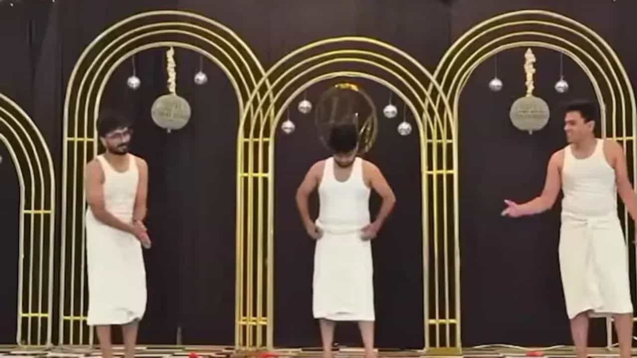 Viral Video: ਦੋਸਤਾਂ ਨੇ ਵਿਆਹ ਵਿੱਚ ਲੁਟੀ ਮਹਿਫ਼ਲ, ਮਹਿਮਾਨਾਂ ਦੇ ਸਾਹਮਣੇ ਤੌਲੀਆ ਪਾ ਕੀਤੀ ਅਜਿਹੀ ਹਰਕਤ Viral Video: ਦੋਸਤਾਂ ਨੇ ਵਿਆਹ ਵਿੱਚ ਲੁਟੀ ਮਹਿਫ਼ਲ, ਮਹਿਮਾਨਾਂ ਦੇ ਸਾਹਮਣੇ ਤੌਲੀਆ ਪਾ ਕੀਤੀ ਅਜਿਹੀ ਹਰਕਤ