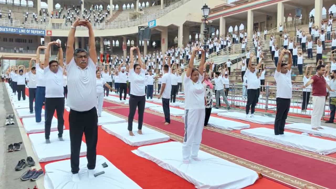 ਵਾਹਗਾ ਬਾਰਡਰ ਤੇ ਮਨਾਇਆ ਗਿਆ Yoga Day, BSF ਜਵਾਨਾਂ, ਸਰਹੱਦੀ ਪਿੰਡਾਂ ਦੇ ਨਾਗਰਿਕਾਂ ਤੇ ਸਕੂਲੀ ਬੱਚਿਆਂ ਨੇ ਕੀਤਾ ਯੋਗਾ ਅਭਿਆਸ