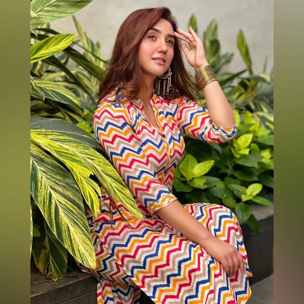 ਅਸ਼ਨੂਰ ਕੌਰ ਨੇ ਲਾਈਨਿੰਗ ਪ੍ਰਿੰਟ ਵਾਲੀ ਲੰਬੀ ਕੁੜਤੀ ਪਹਿਨੀ ਹੈ। ਤੁਹਾਨੂੰ ਬਾਜ਼ਾਰ ਵਿੱਚ ਫਲੋਰਲ, ਲਾਈਨਿੰਗ, ਬੰਧਨੀ ਅਤੇ ਲਹਿਰੀਆ ਵਰਗੇ ਪ੍ਰਿੰਟਾਂ ਵਿੱਚ ਲੰਬੀਆਂ ਕੁਰਤੀਆਂ ਮਿਲਣਗੀਆਂ। ਇਹ ਸਲਵਾਰ, ਪਲਾਜ਼ੋ ਅਤੇ ਜੀਨਸ ਦੇ ਨਾਲ Perfect ਰਹਿਣਗੀਆਂ। ਅਜਿਹੇ ਪ੍ਰਿੰਟ ਹਮੇਸ਼ਾ ਟ੍ਰੈਂਡ ਵਿੱਚ ਰਹਿੰਦੇ ਹਨ ਅਤੇ ਇੱਕ ਕਲਾਸੀ ਲੁੱਕ ਮਿਲੇਗਾ। ( Credit : ashnoorkaur )