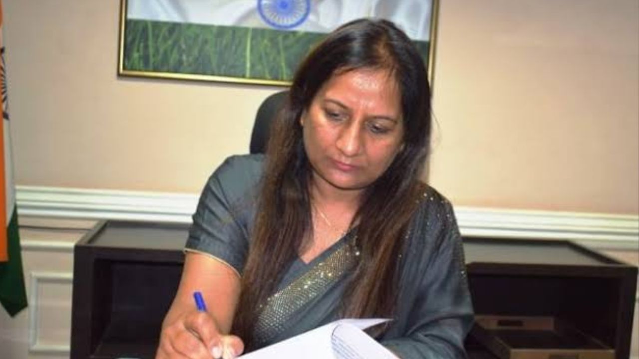 IAS ਬਬੀਤਾ ਕਲੇਰ, ਪਤੀ ਸਟੀਫ਼ਨ ਤੇ ਗੰਨਮੈਨ ਸੁਖਕਰਨ ਖਿਲਾਫ਼ FIR ਦਰਜ, ਸ਼ਖਸ ਦੇ ਪੱਟ ‘ਤੇ ਗੋਲੀ ਮਾਰਨ ਦਾ ਹੈ ਮਾਮਲਾ IAS ਬਬੀਤਾ ਕਲੇਰ, ਪਤੀ ਸਟੀਫ਼ਨ ਤੇ ਗੰਨਮੈਨ ਸੁਖਕਰਨ ਖਿਲਾਫ਼ FIR ਦਰਜ, ਸ਼ਖਸ ਦੇ ਪੱਟ ‘ਤੇ ਗੋਲੀ ਮਾਰਨ ਦਾ ਹੈ ਮਾਮਲਾ