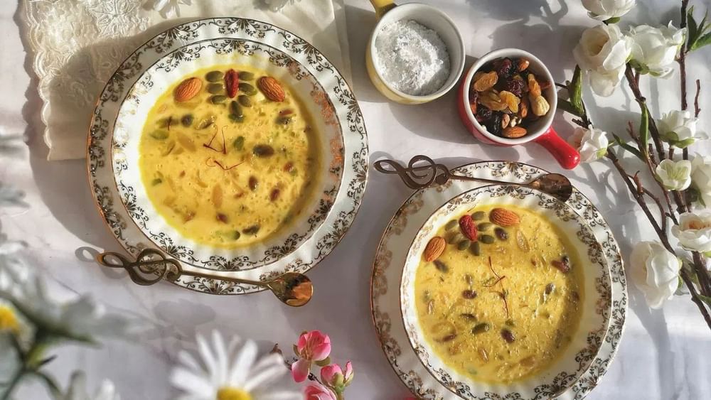 ਬਕਰੀਦ ਜਾਂ ਈਦ-ਉਲ-ਅਜ਼ਹਾ ਸਿਰਫ਼ ਇੱਕ ਤਿਉਹਾਰ ਨਹੀਂ ਹੈ, ਸਗੋਂ ਦੋਸਤਾਂ ਅਤੇ ਪਰਿਵਾਰ ਨਾਲ ਦਾਅਵਤ ਕਰਨ ਦਾ ਮੌਕਾ ਵੀ ਹੈ। ਬਕਰੀਦ ਦੇ ਤਿਉਹਾਰ ਵਿੱਚ ਸਿਰਫ਼ ਕੋਰਮਾ ਅਤੇ ਬਿਰਿਆਨੀ ਹੀ ਨਹੀਂ ਸਗੋਂ ਮਠਿਆਈਆਂ ਦਾ ਵੀ ਇੱਕ ਖਾਸ ਸਥਾਨ ਹੈ। ਜੇਕਰ ਤੁਸੀਂ ਵੀ ਆਪਣੀ ਦਾਅਵਤ ਵਿੱਚ ਕੁਝ ਖਾਸ ਮਿੱਠਾ ਖਾਣਾ ਚਾਹੁੰਦੇ ਹੋ, ਤਾਂ ਤੁਸੀਂ ਇਹ 5 ਆਸਾਨ ਅਤੇ ਸੁਆਦੀ ਮਿੱਠੇ ਪਕਵਾਨ ਬਣਾ ਕੇ ਮਹਿਮਾਨਾਂ ਦਾ ਦਿਲ ਜਿੱਤ ਸਕਦੇ ਹੋ।