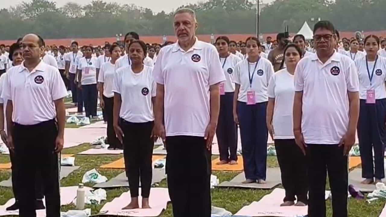 ਜਲੰਧਰ ਚ ਸੀਐਮ ਦੀ ਯੋਗਸ਼ਾਲਾ, ਸਿਹਤ ਮੰਤਰੀ ਡਾ. ਬਲਬੀਰ ਸਿੰਘ ਨੇ ਲਿਆ ਭਾਗ, ਕੀਤੇ ਯੋਗ ਆਸਣ ਜਲੰਧਰ ਚ ਸੀਐਮ ਦੀ ਯੋਗਸ਼ਾਲਾ, ਸਿਹਤ ਮੰਤਰੀ ਡਾ. ਬਲਬੀਰ ਸਿੰਘ ਨੇ ਲਿਆ ਭਾਗ, ਕੀਤੇ ਯੋਗ ਆਸਣ