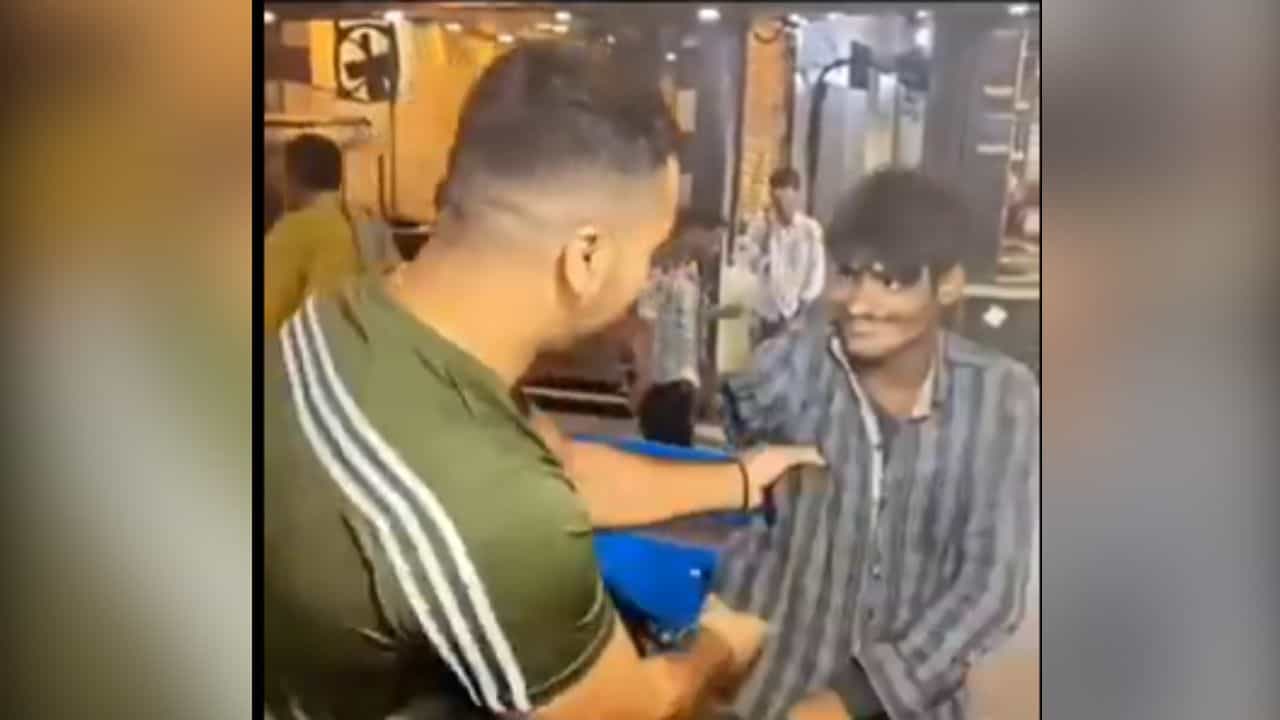 Funny Video Viral: ਮੁੰਡੇ ਨੇ ਭਿਖਾਰੀ ਦੀ ਖੋਲ੍ਹ ਦਿੱਤੀ ਪੋਲ, VIDEO ਦੇਖ ਨਹੀਂ ਰੁਕੇਗਾ ਹਾਸਾ