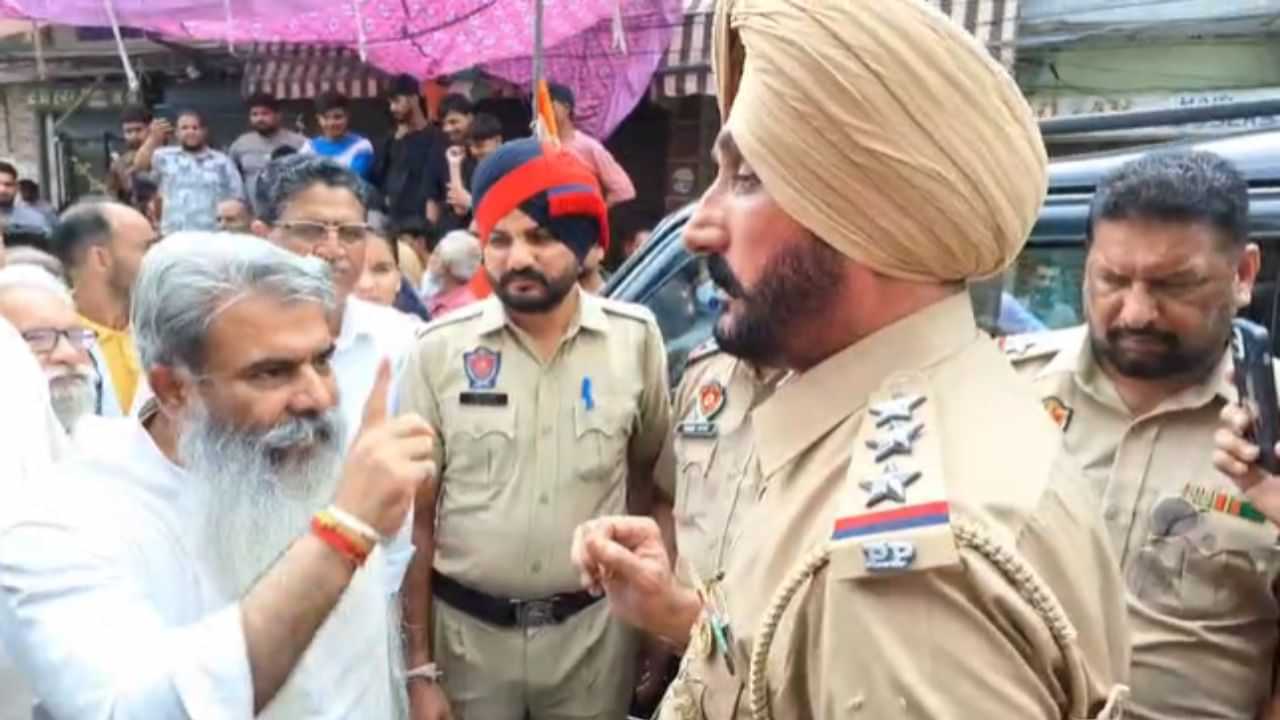 ਭਾਰਤ ਭੂਸ਼ਨ ਆਸ਼ੂ ਦੀ ਪੁਲਿਸ ਨਾਲ ਝੜਪ, ਕਾਂਗਰਸੀ ਵਰਕਾਰਂ ਨੂੰ ਪ੍ਰੇਸ਼ਾਨ ਕਰਨ ਦੇ ਲਗਾਏ ਇਲਜ਼ਾਮ